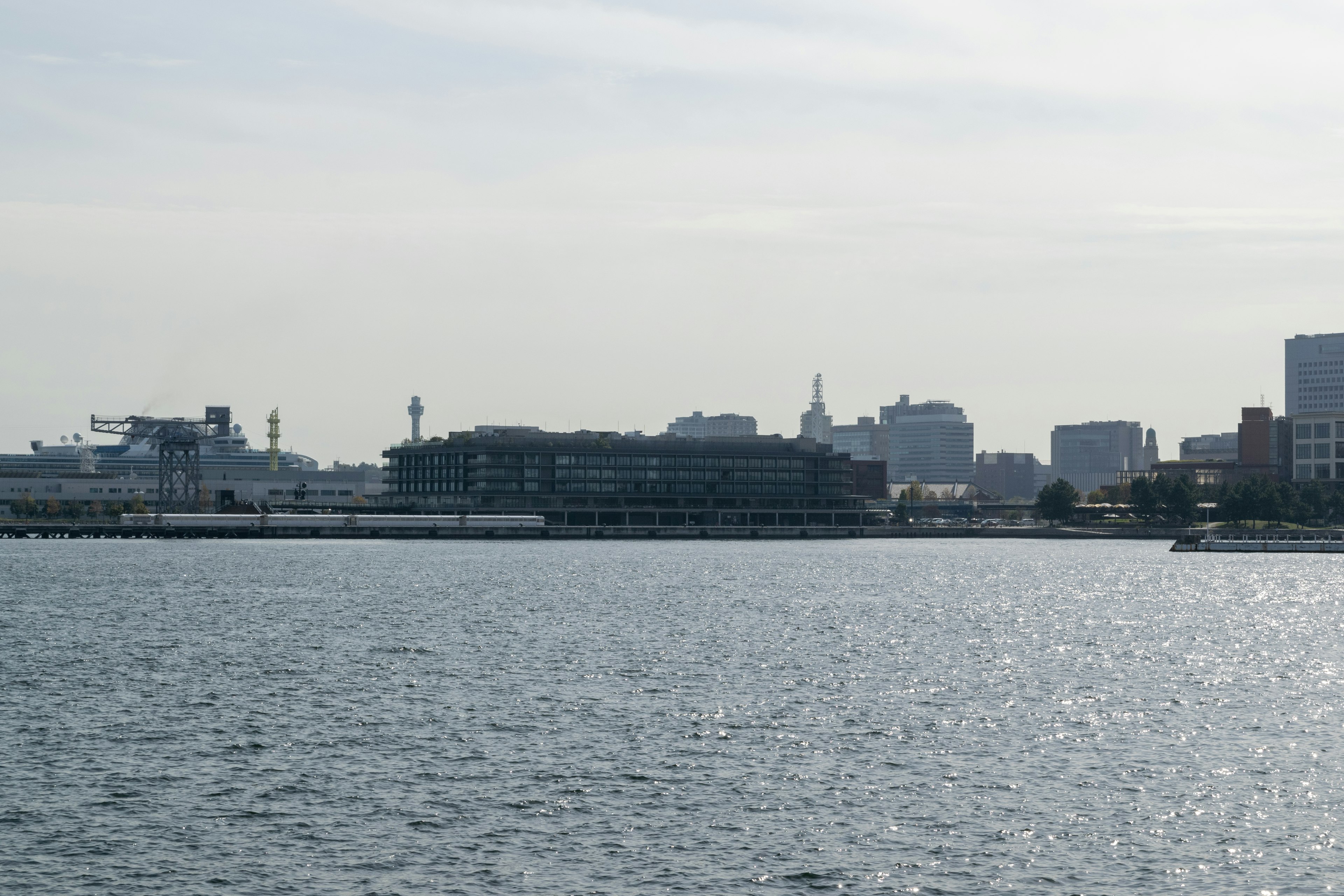 海と都市の風景を背景にした建物群