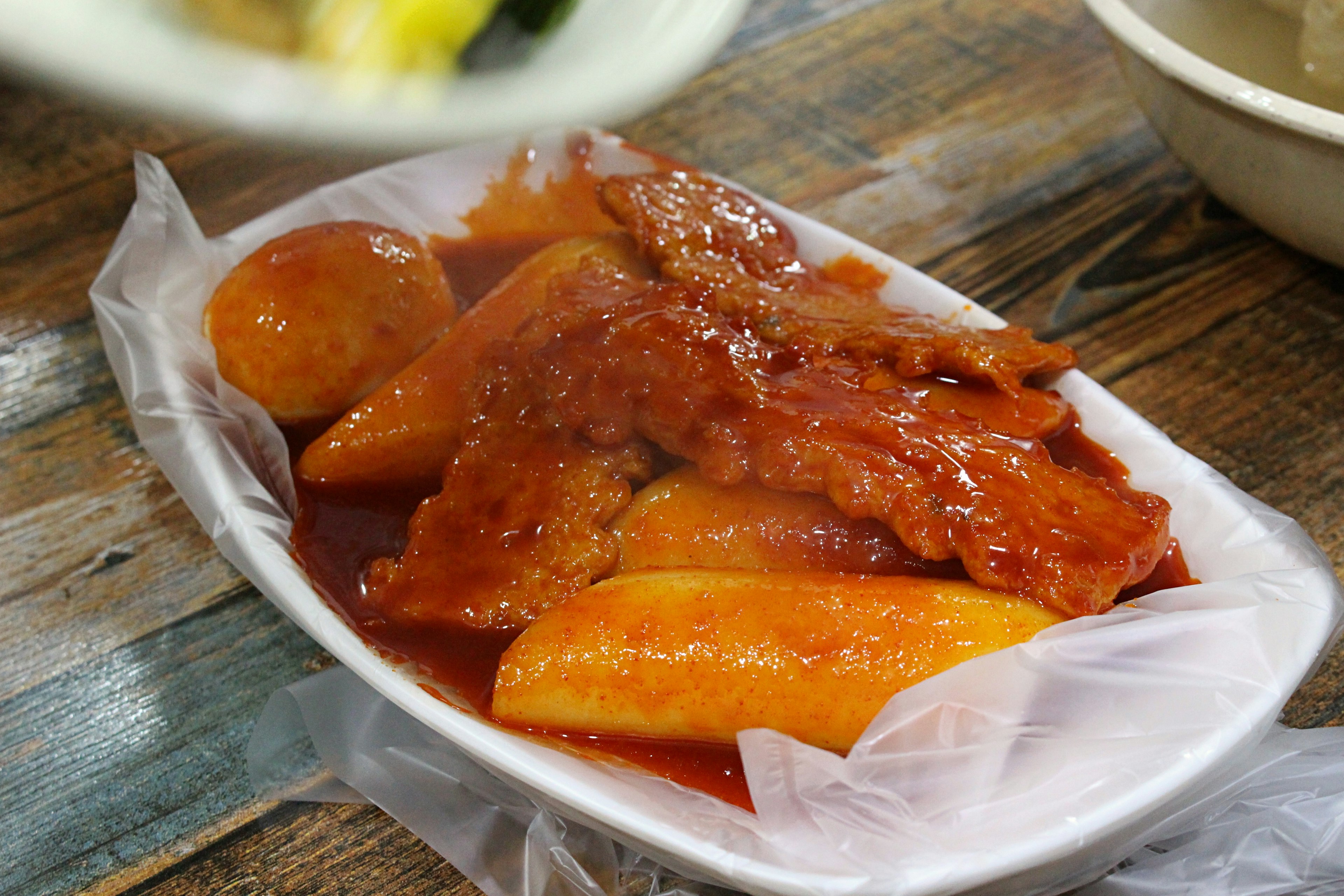 Une assiette de bananes frites enrobées de sauce sucrée