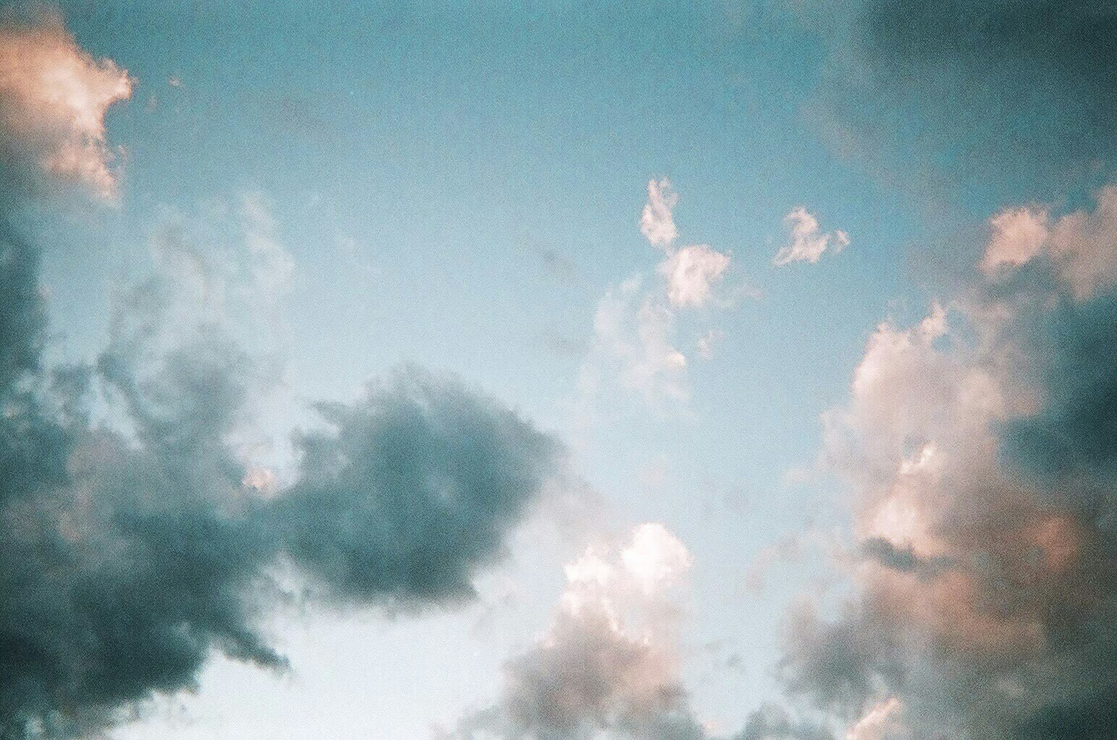 Wolken treiben in einem blauen Himmel