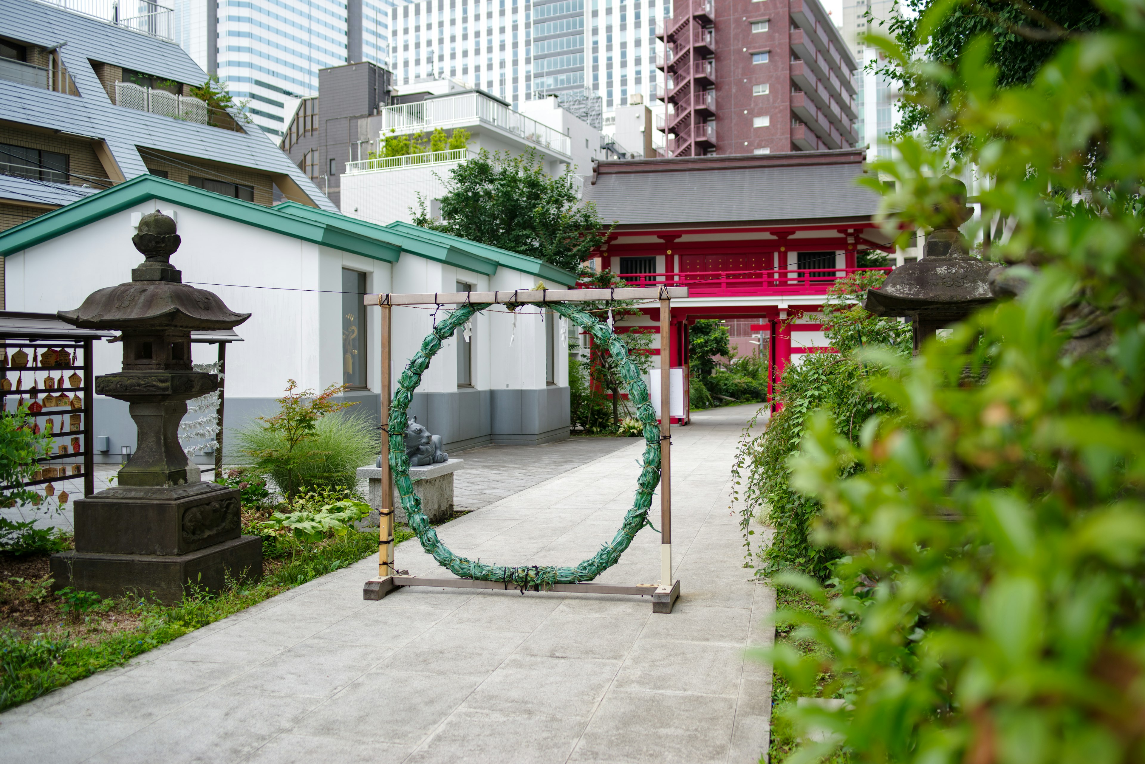 ทางเดินสวนที่เงียบสงบมีประตูสีแดงและวงแหวนสีเขียว