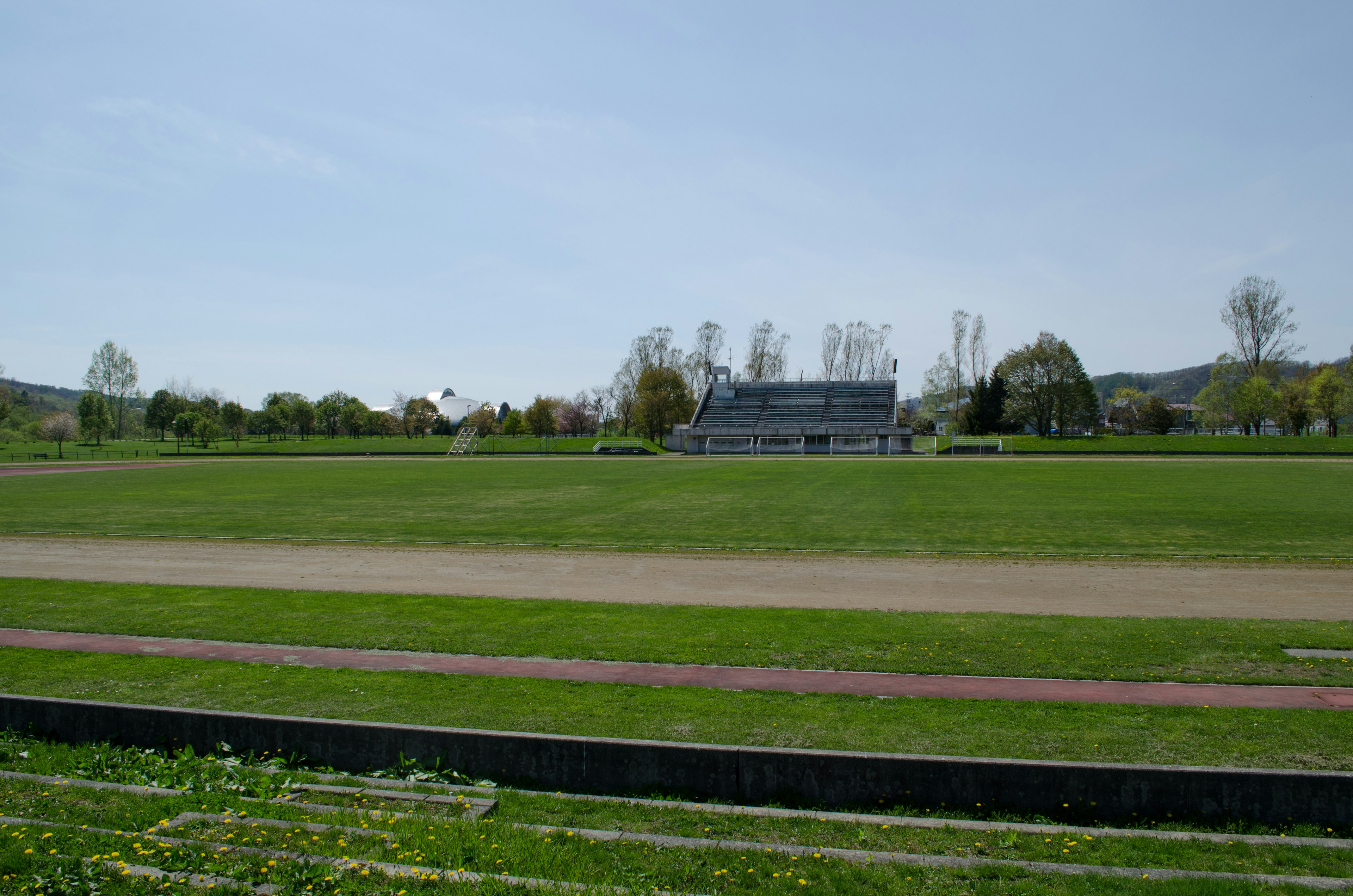 Lapangan baseball luas dengan langit biru