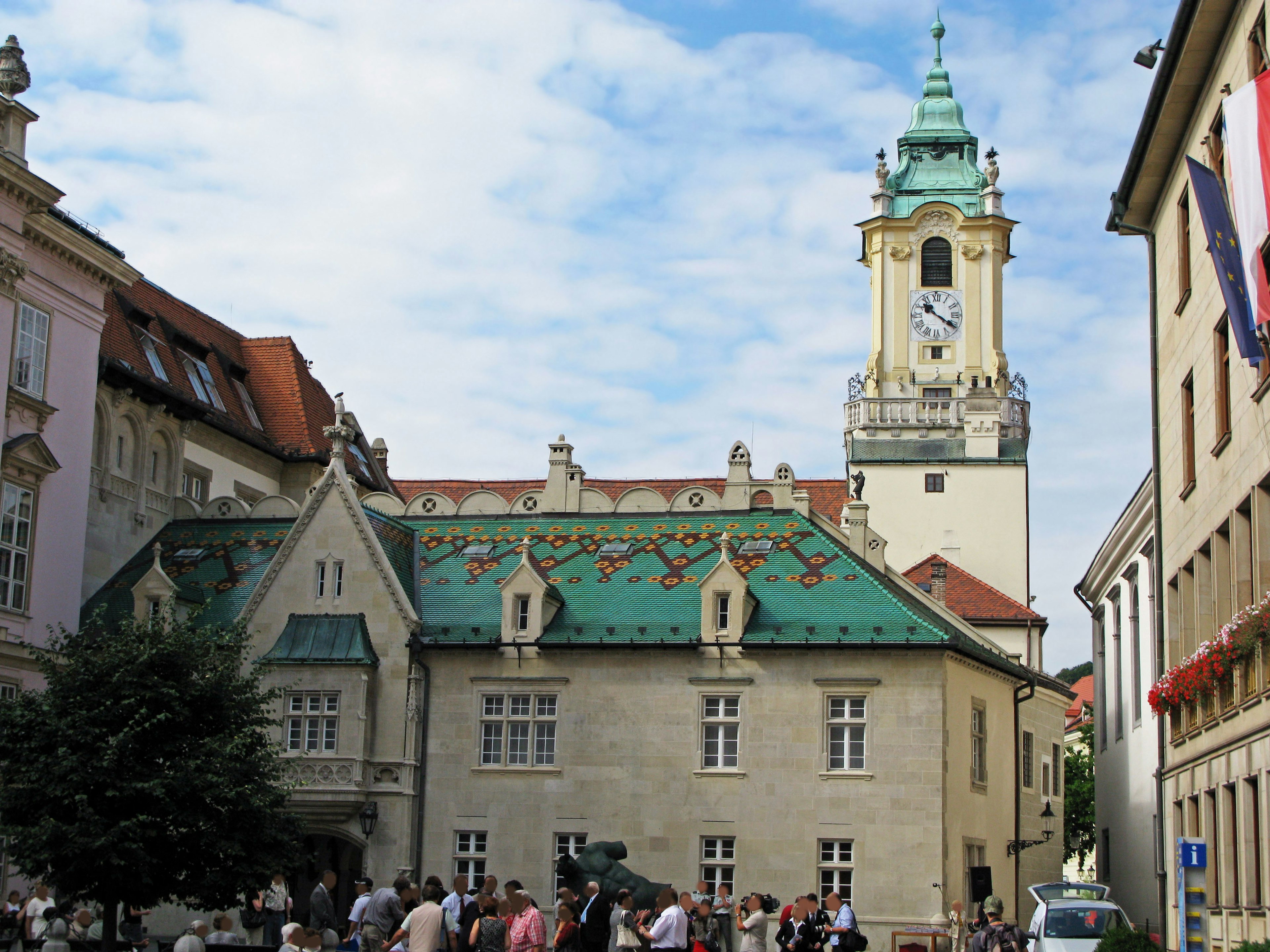 Historische Gebäude mit einem Uhrturm in einer Stadtlandschaft