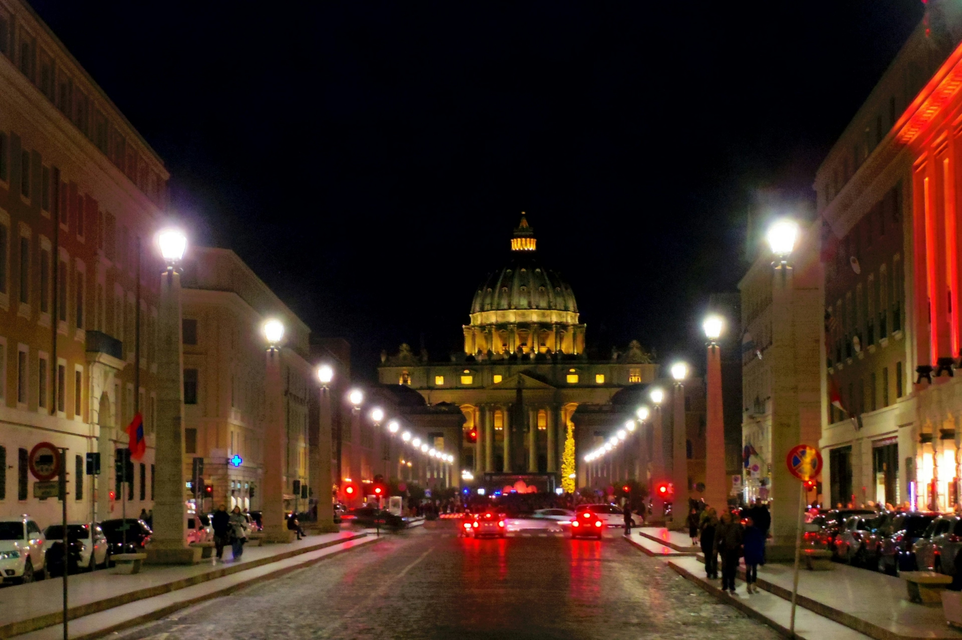 Beeindruckende Aussicht auf die Petersbasilika im Vatikan bei Nacht