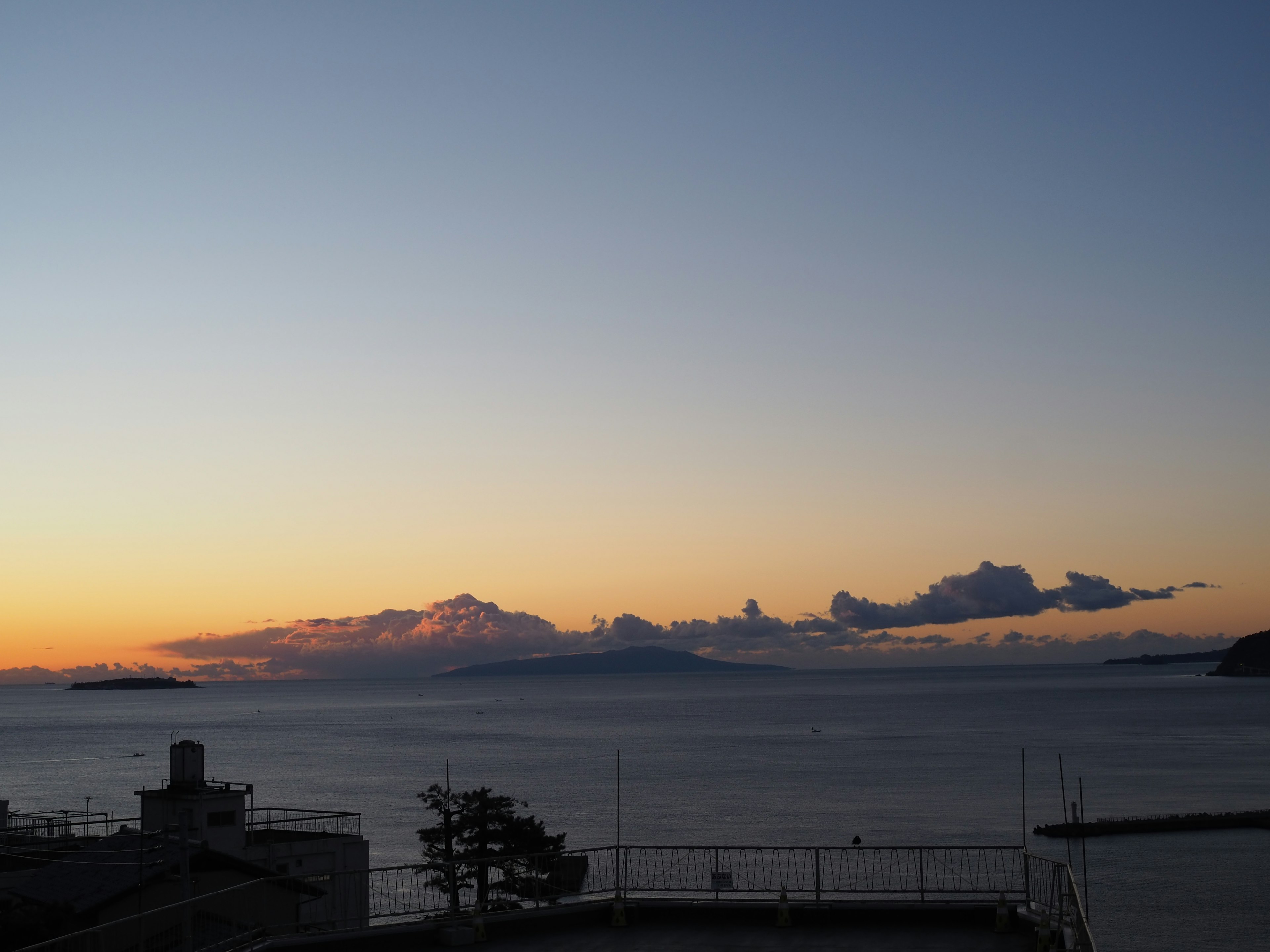 夕焼けの海と雲の風景 夕暮れ時の美しい色合い