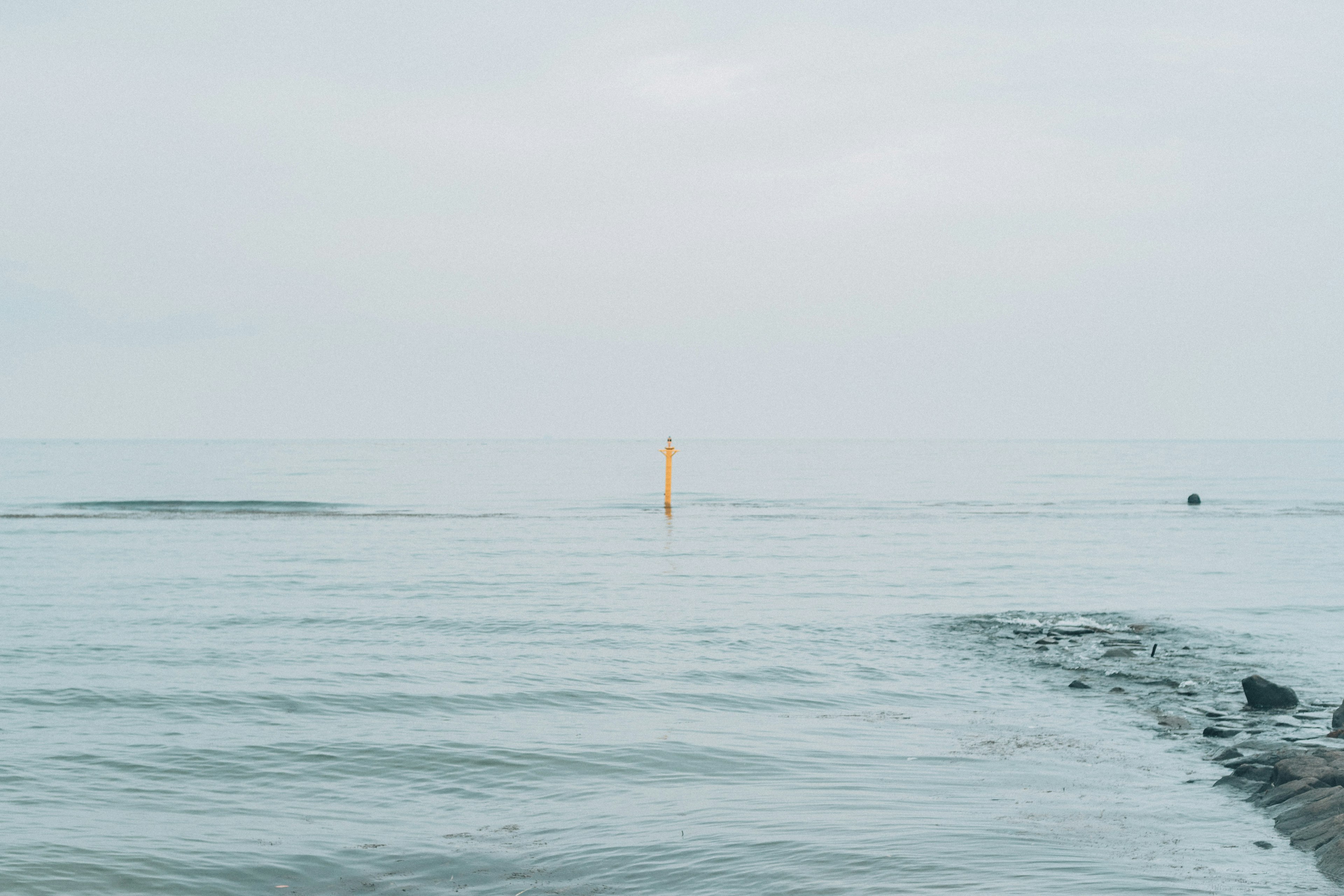 Vue calme de la mer avec une bouée orange