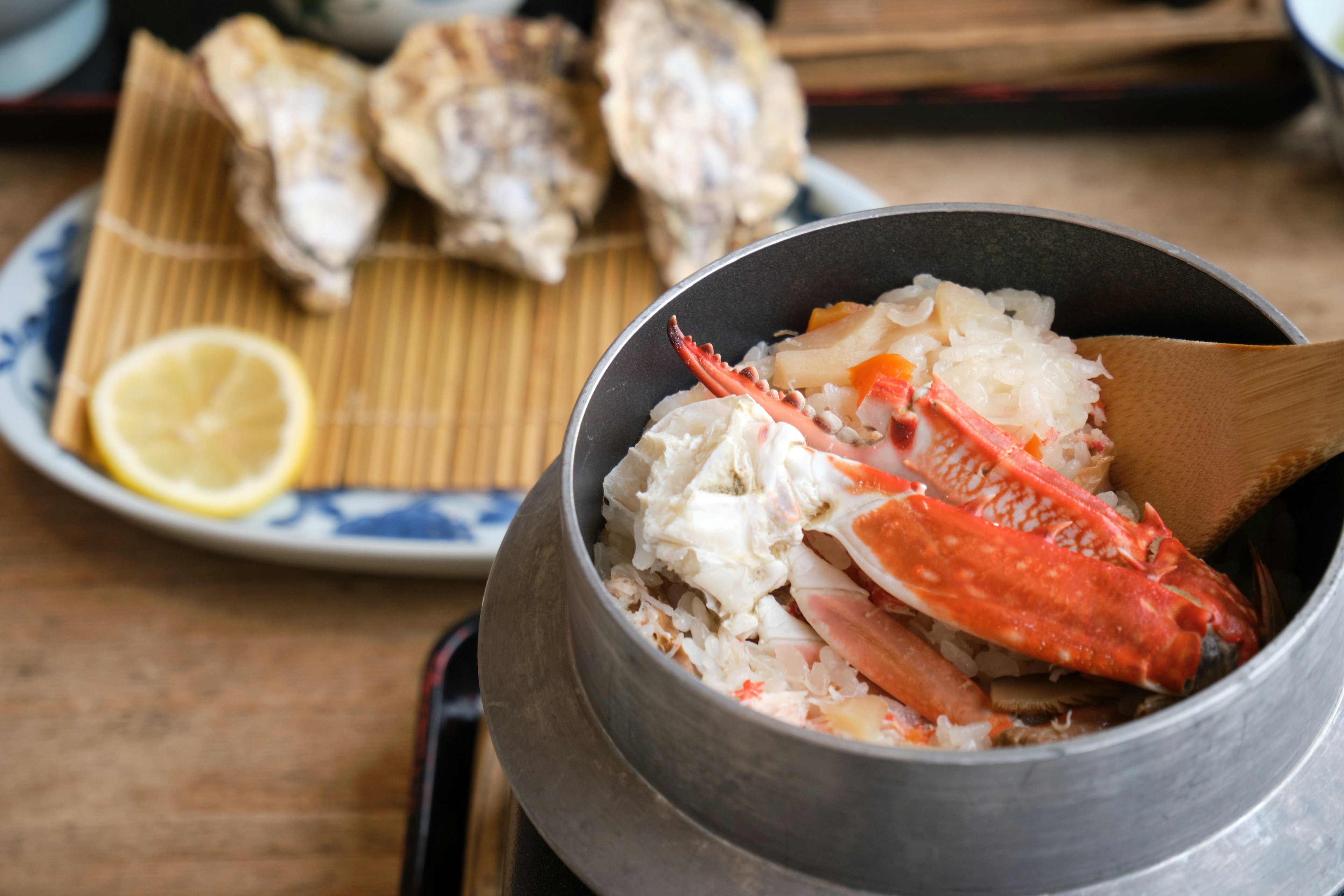 Plat de riz avec du crabe et une tranche de citron à côté