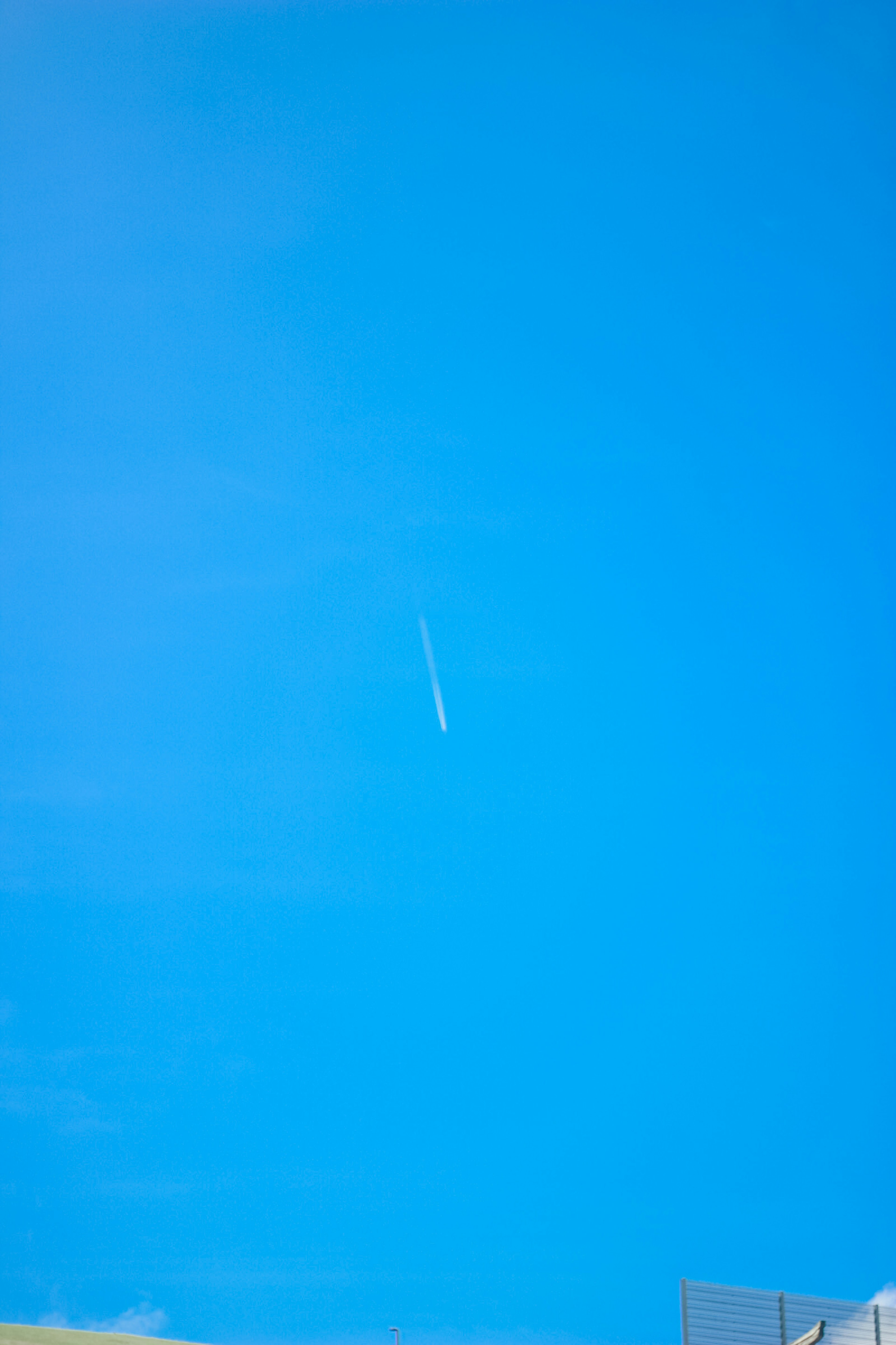 Traînée blanche dans un ciel bleu clair