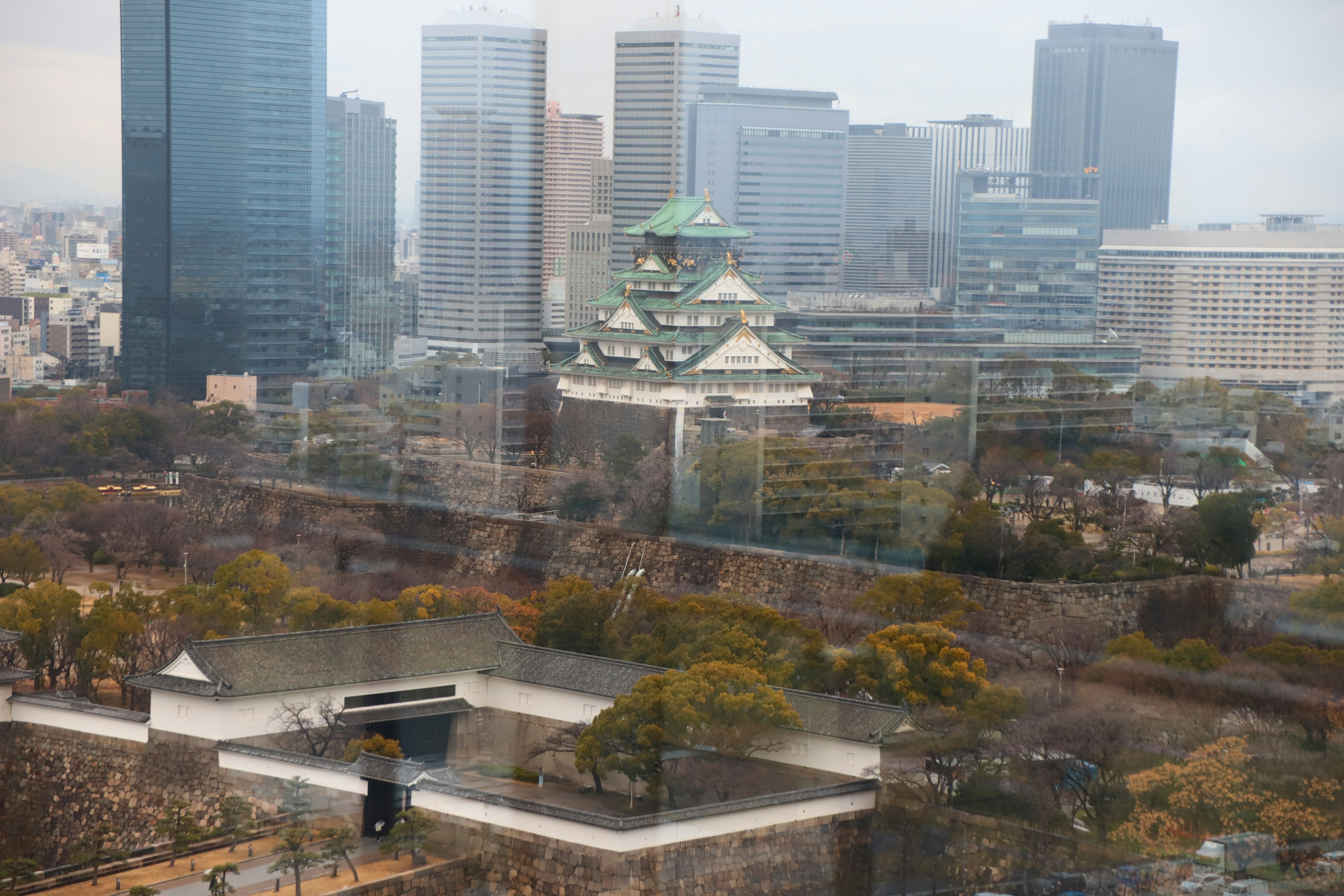 Khung cảnh của lâu đài Osaka với các tòa nhà chọc trời hiện đại ở phía sau