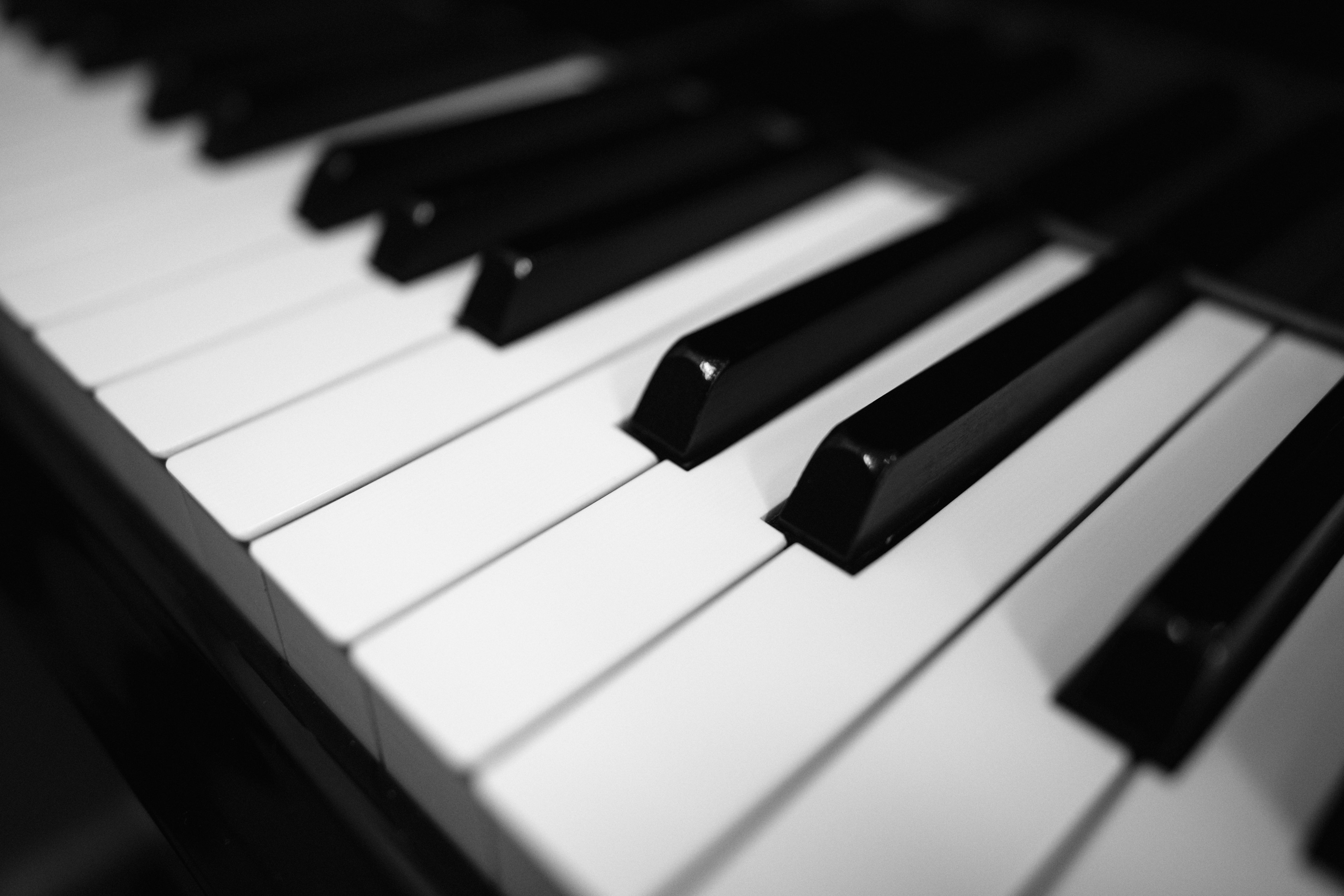 Primo piano dei tasti neri e bianchi di un pianoforte