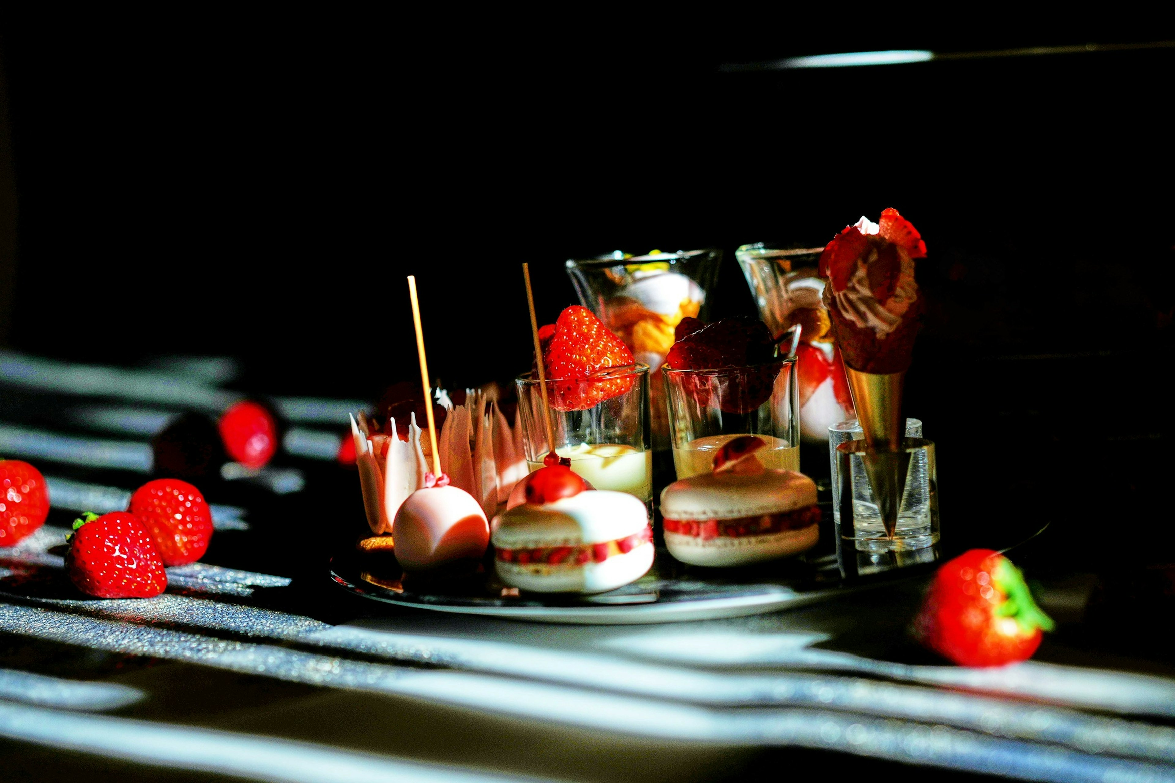 Ein schöner Teller mit bunten Desserts und frischen Erdbeeren