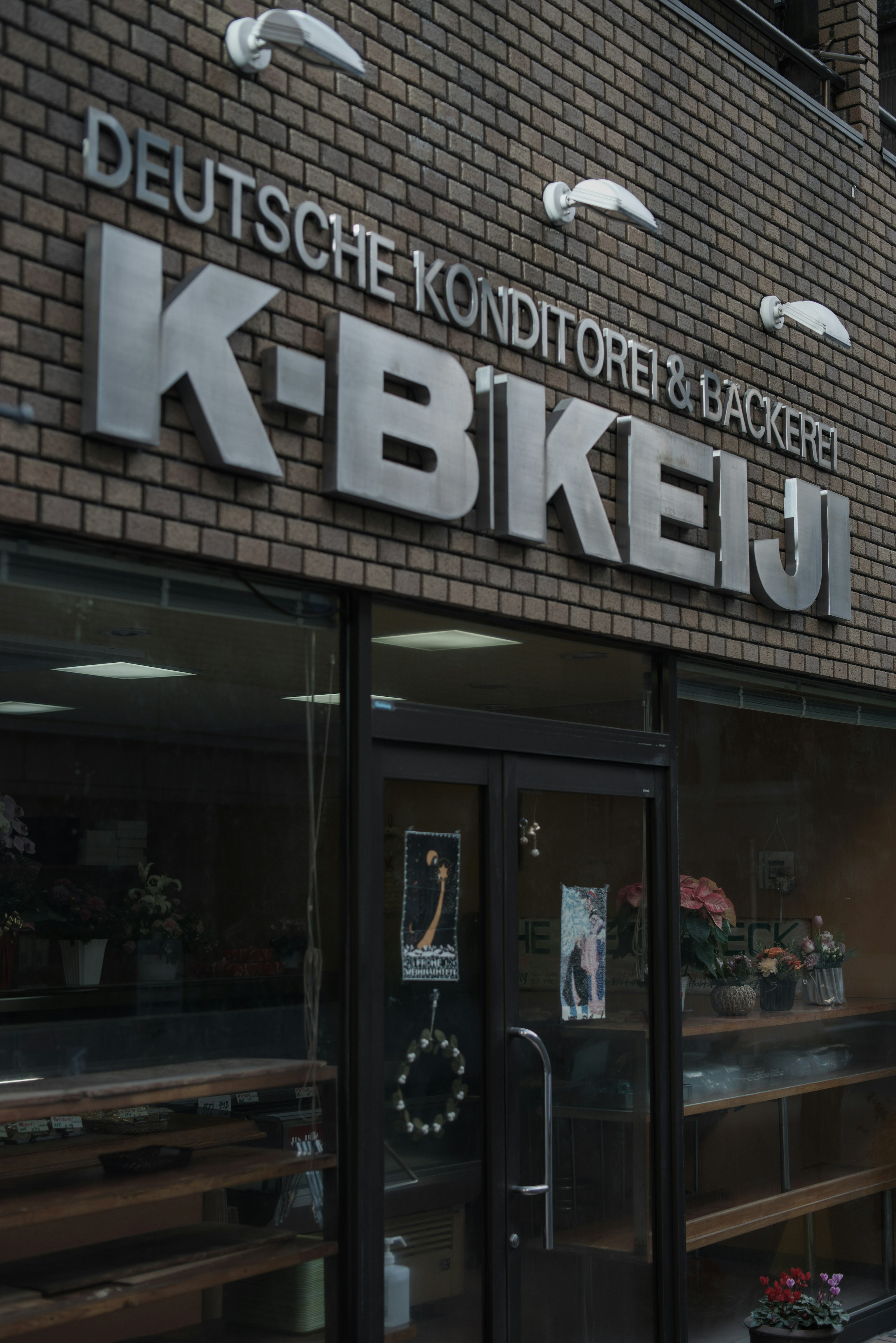 K-BIKEJIの看板がある店舗の外観