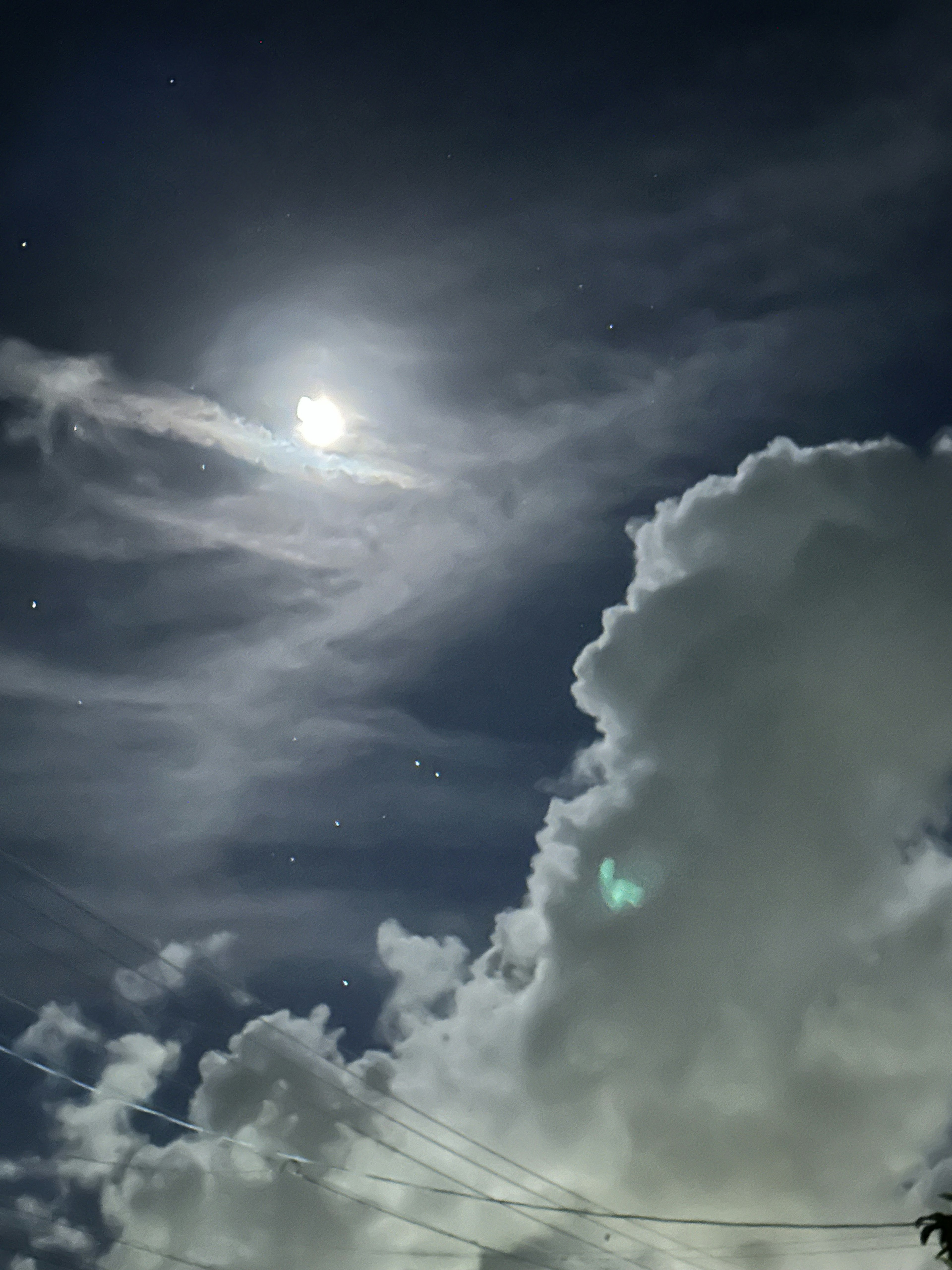 Schöner Kontrast zwischen einem Vollmond und Wolken im Nachthimmel