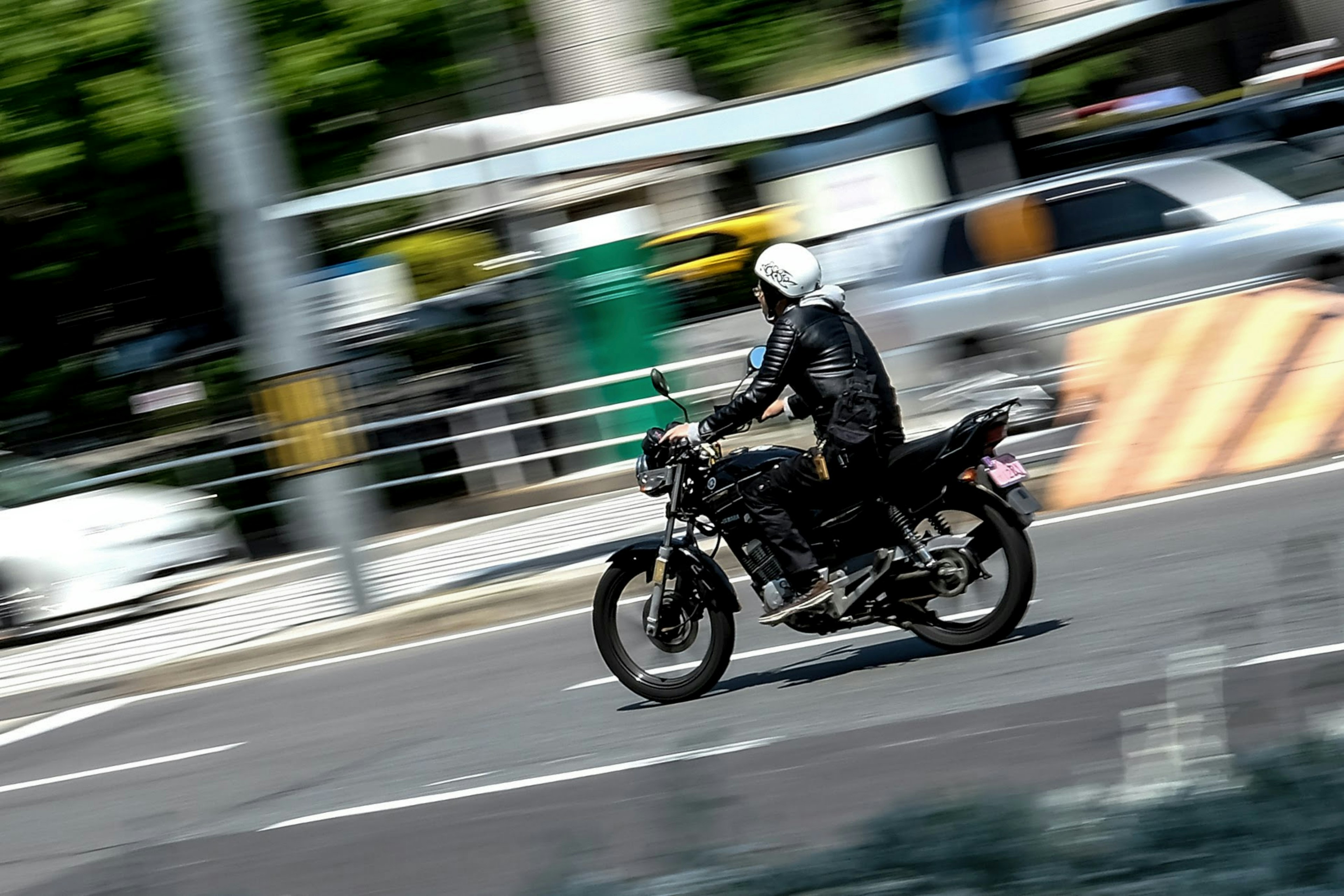 Ein Fahrer auf einem Motorrad, der die Straße entlangfährt