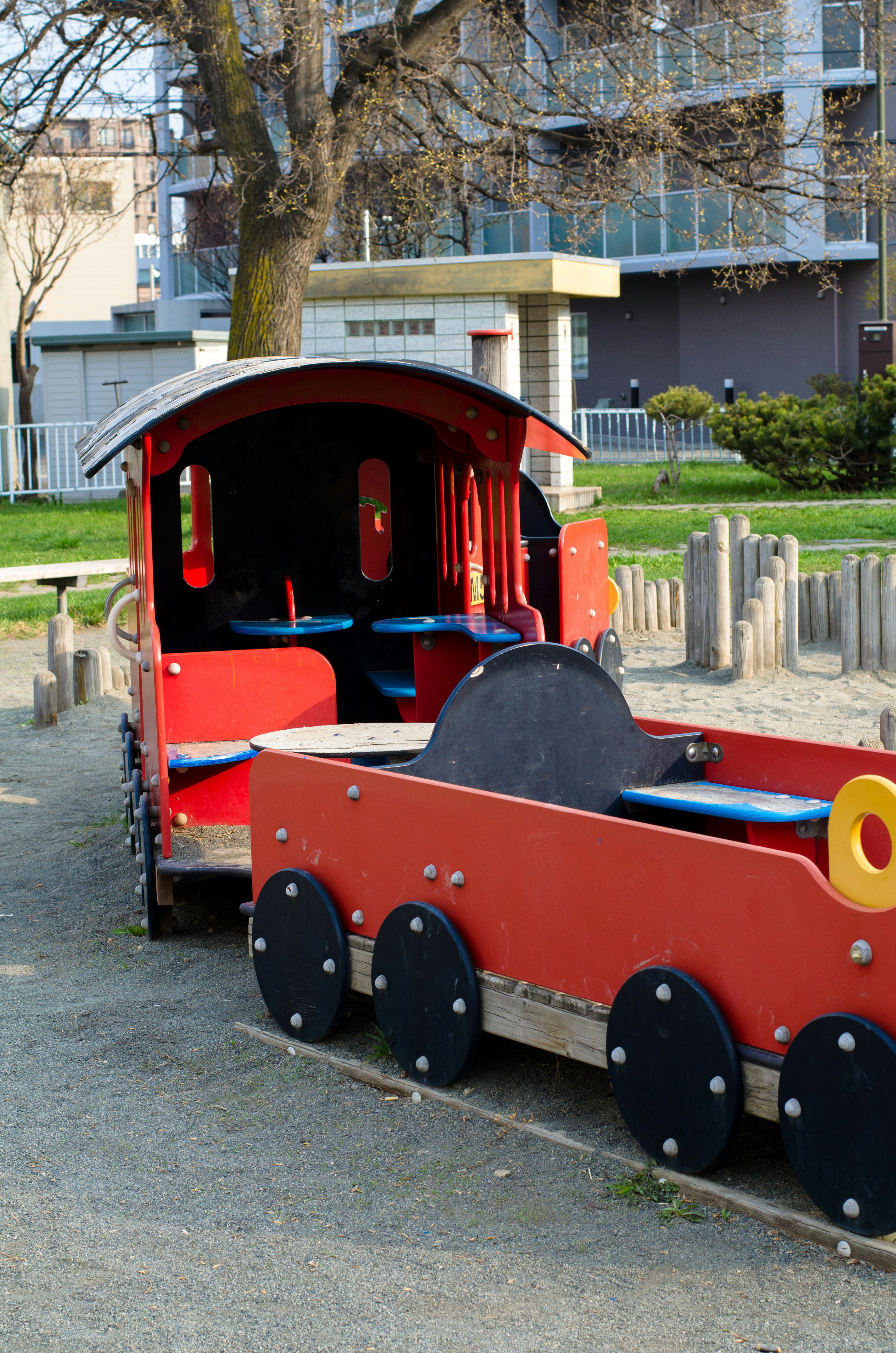 Structure de train de jeu rouge pour enfants dans un parc