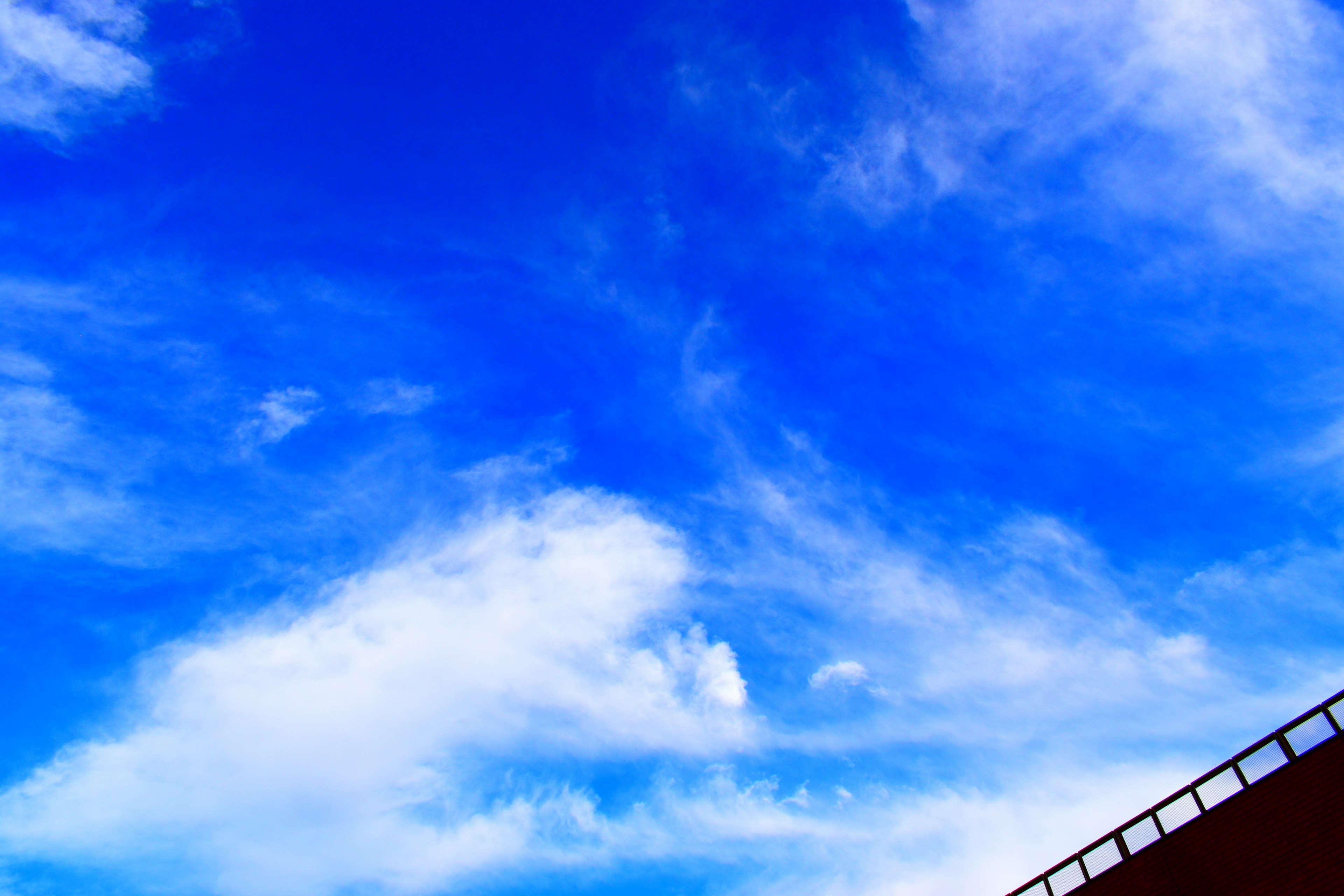 青い空と白い雲の美しい風景