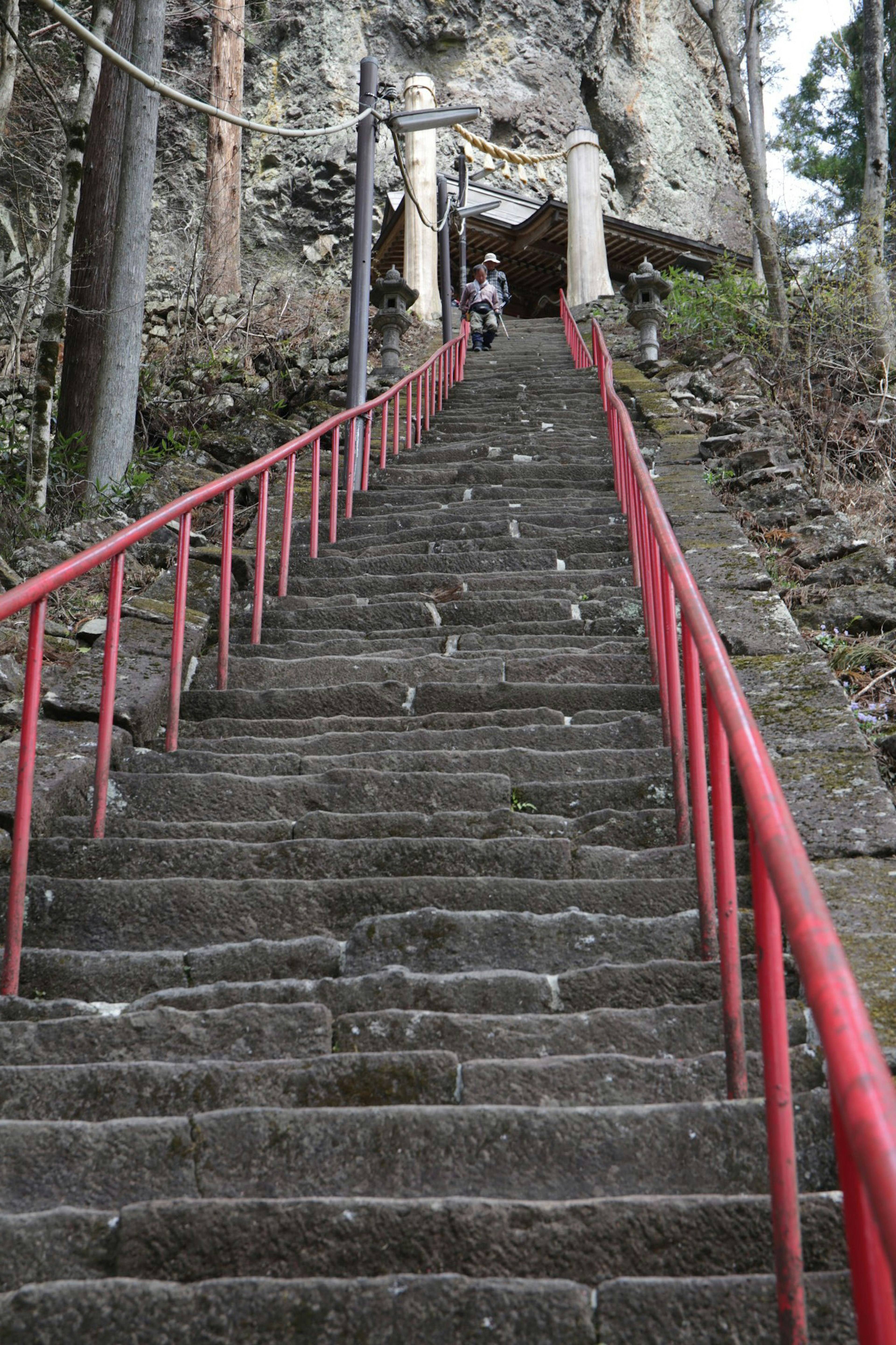 红色栏杆的石阶通向山路