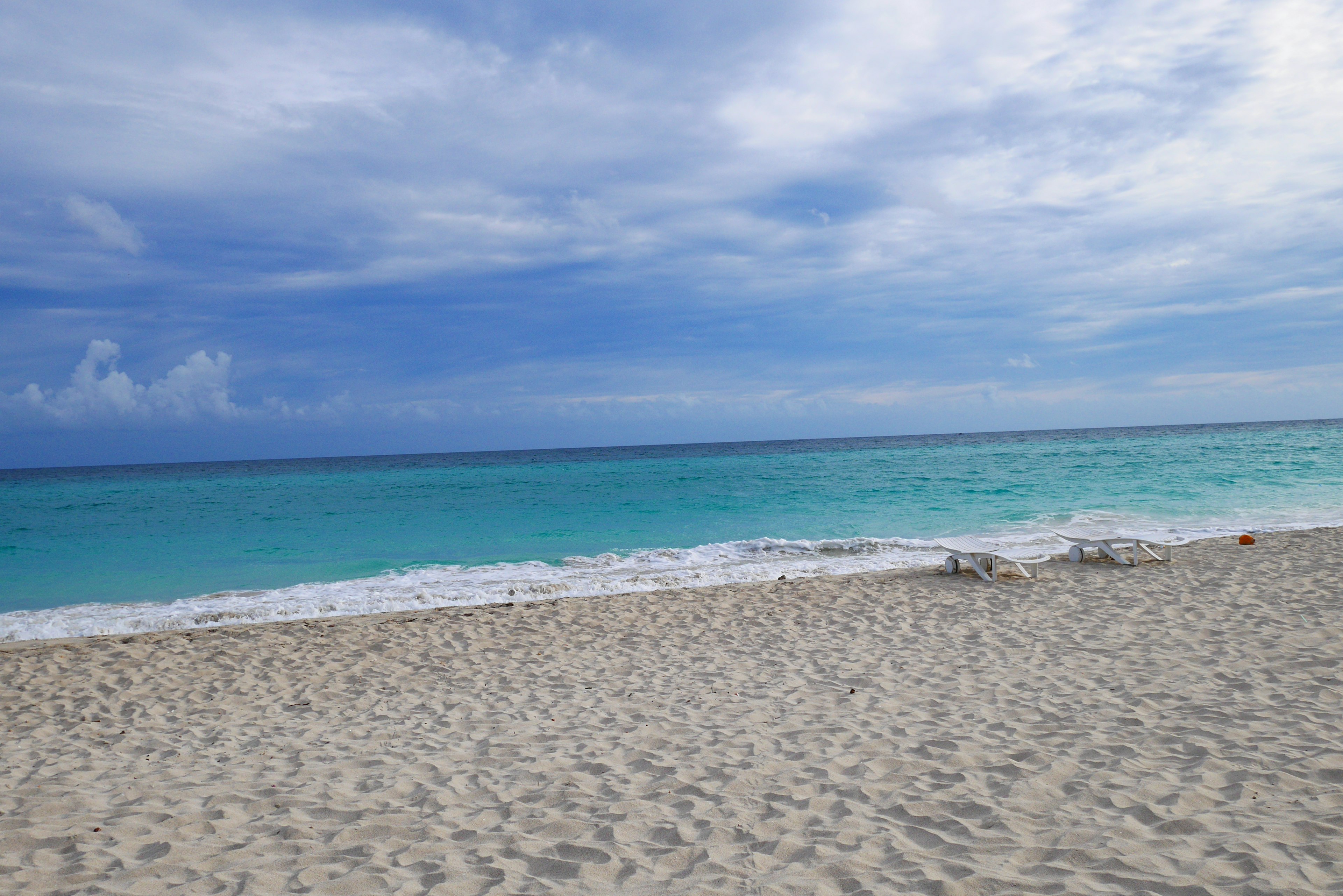 Hermosa vista del océano azul y la playa de arena blanca