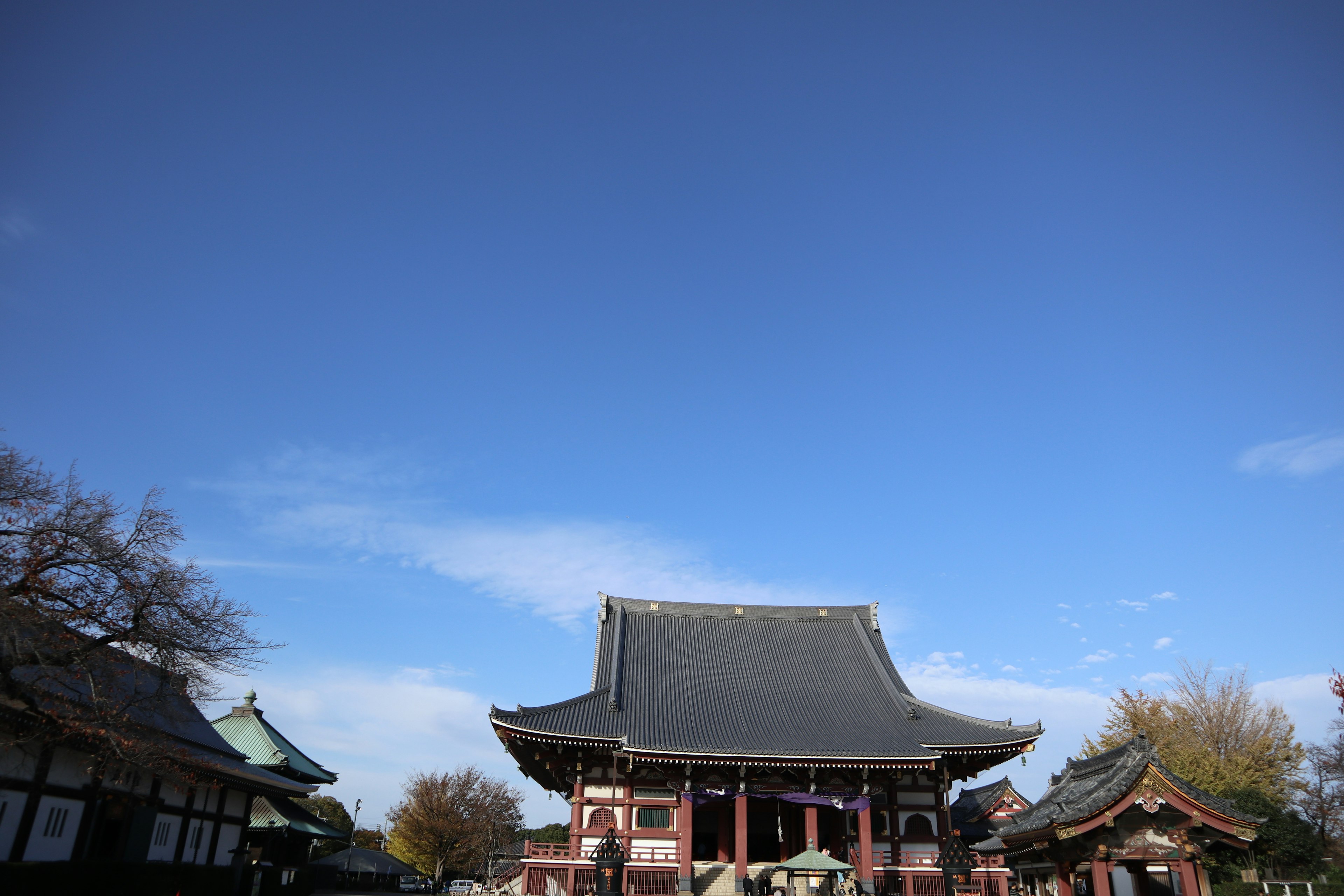 Traditionelles japanisches Tempelgebäude unter einem klaren blauen Himmel