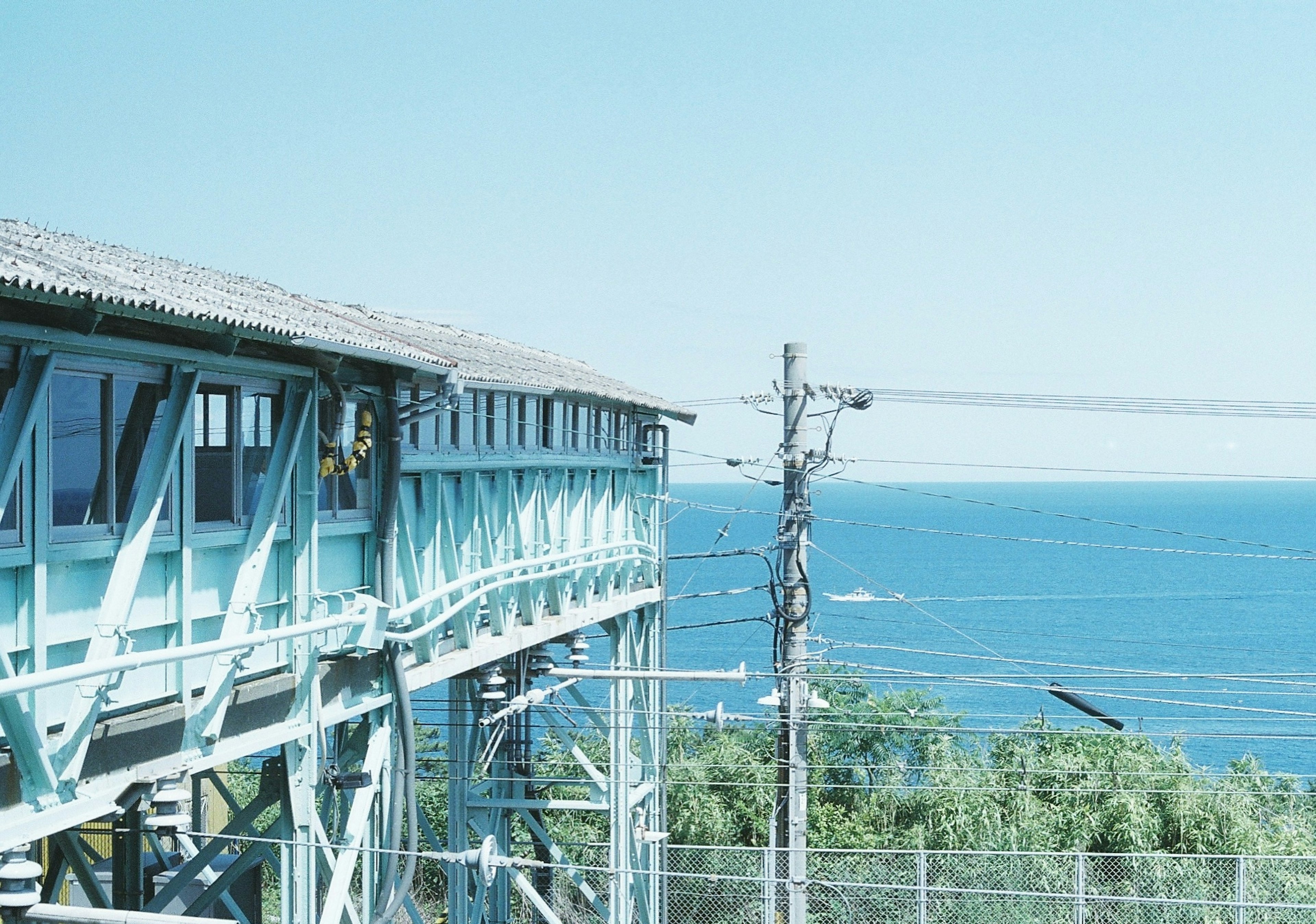 海を背景にした青い構造物の側面