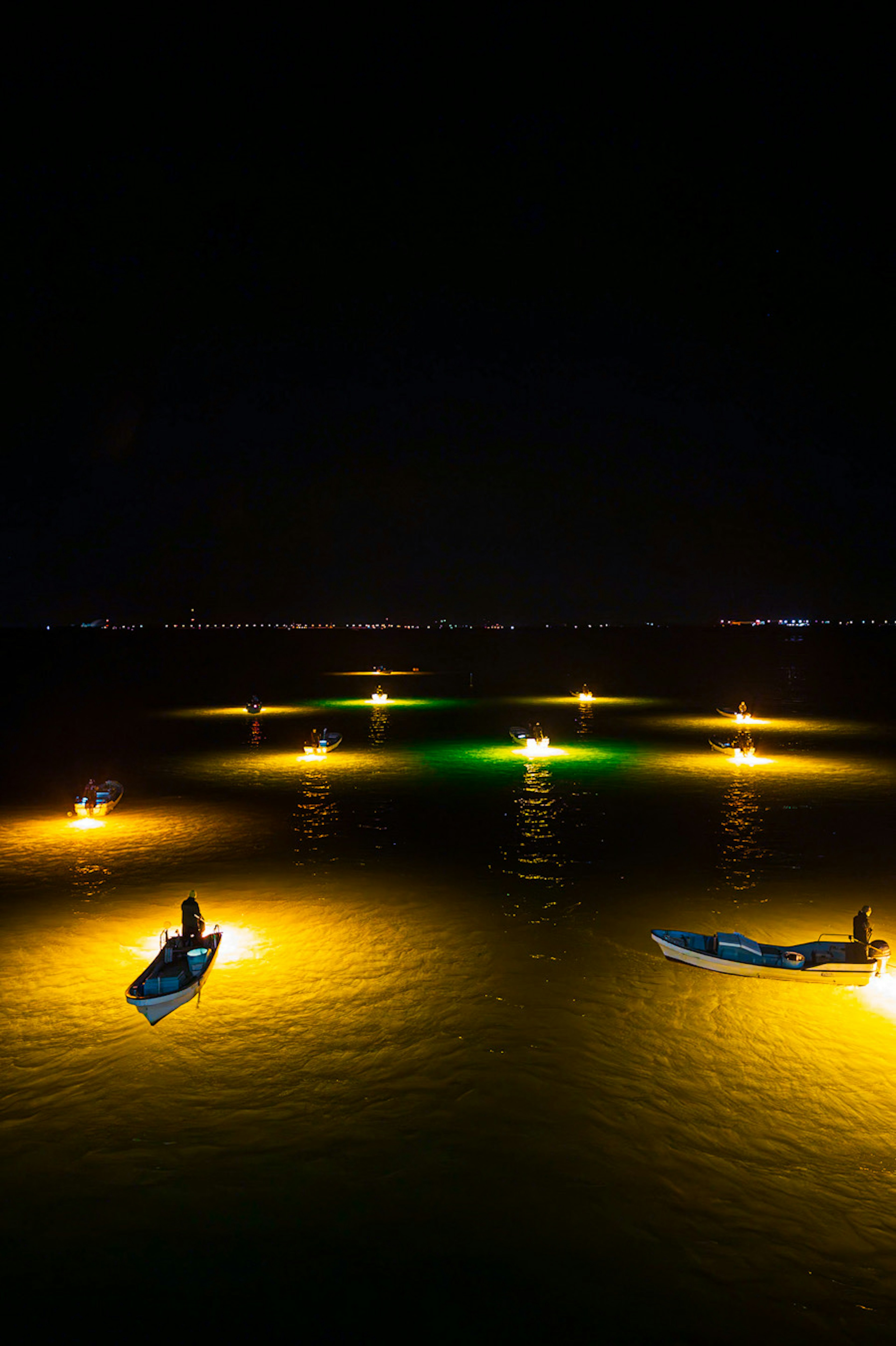 Cahaya terang perahu di atas air di malam hari