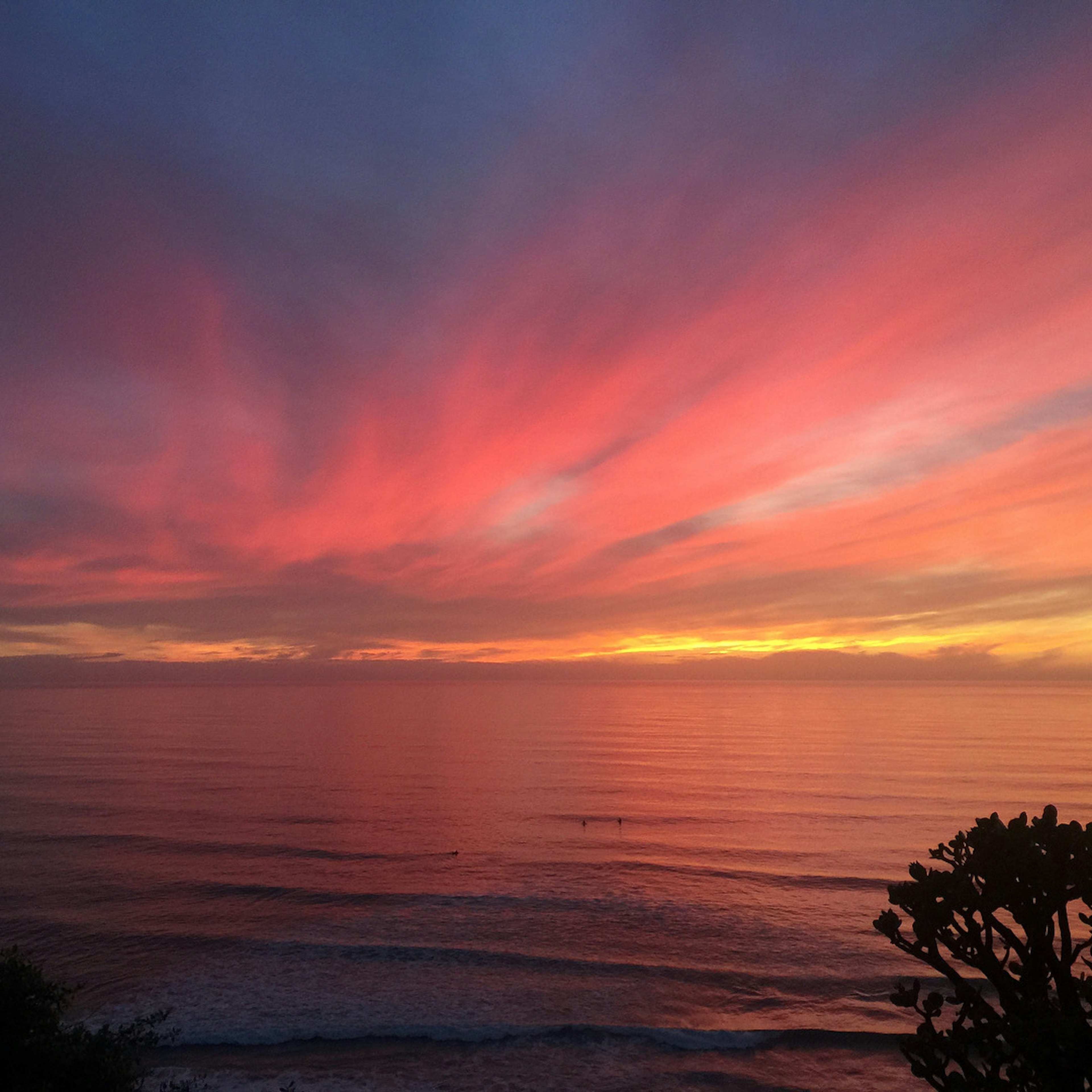 海の夕焼けが広がり、オレンジと紫の色合いが美しい空