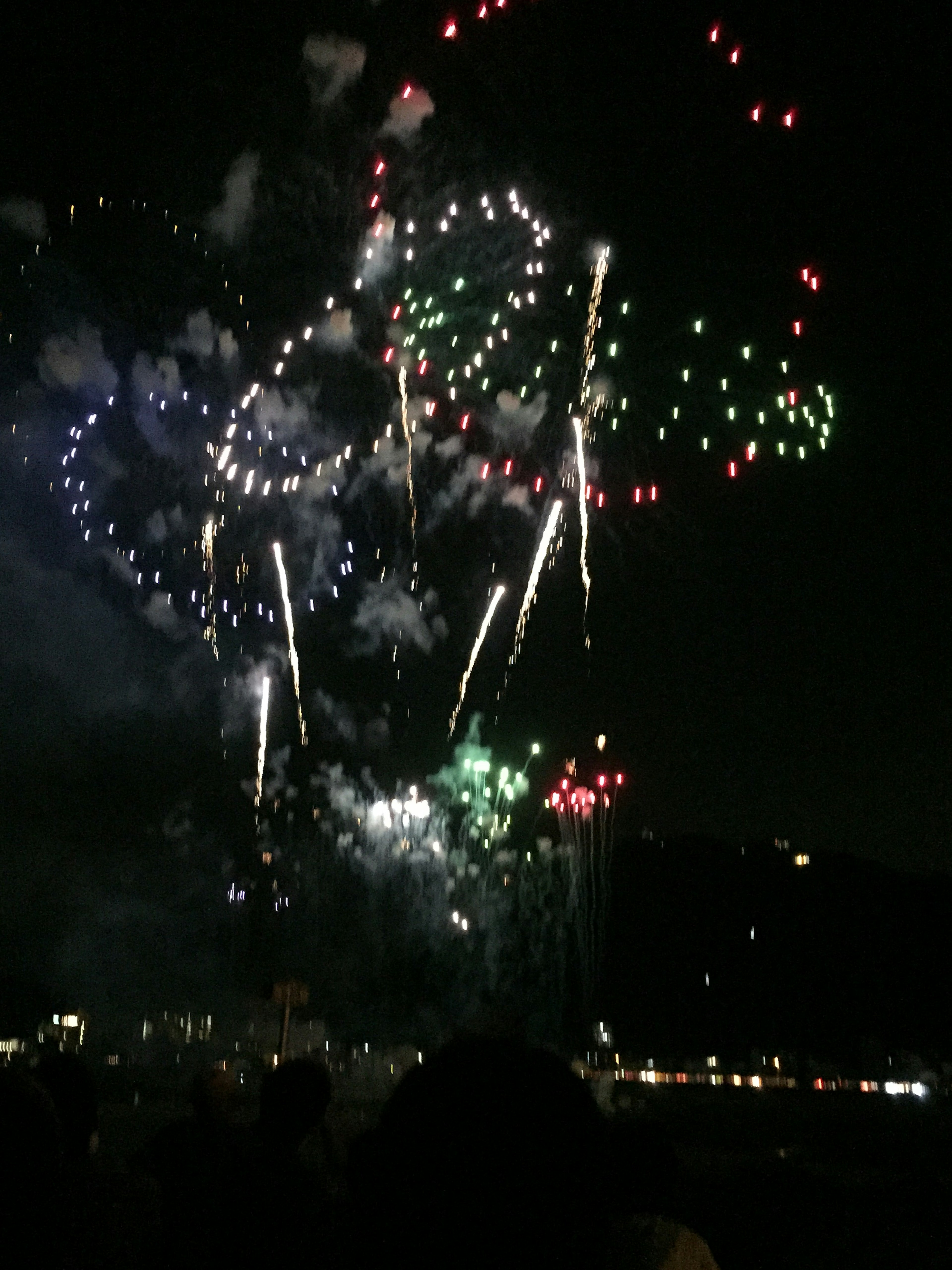 Bellissimo spettacolo di fuochi d'artificio nel cielo notturno con colori vivaci