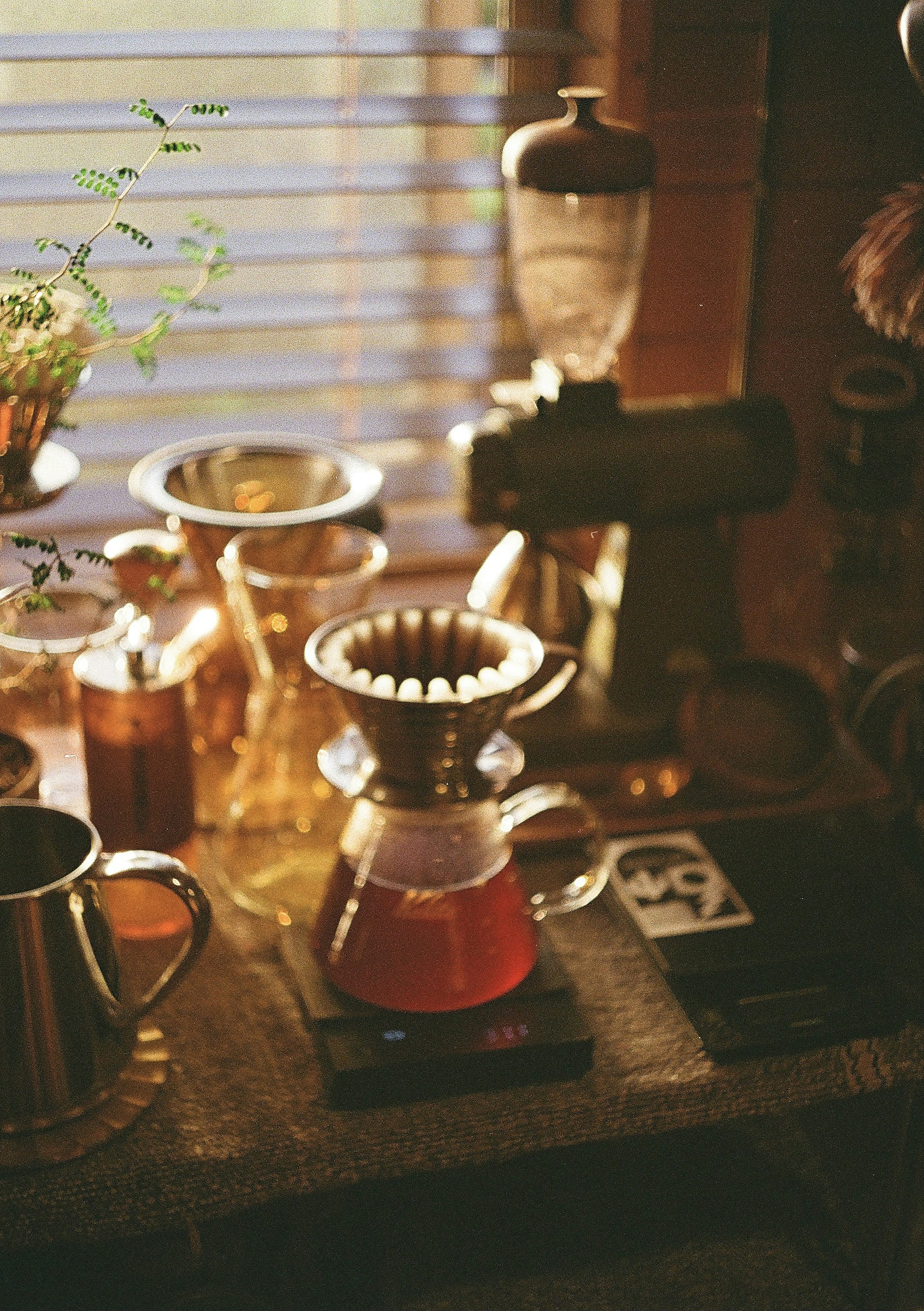 Immagine dai toni caldi con attrezzature per la preparazione del caffè e tè