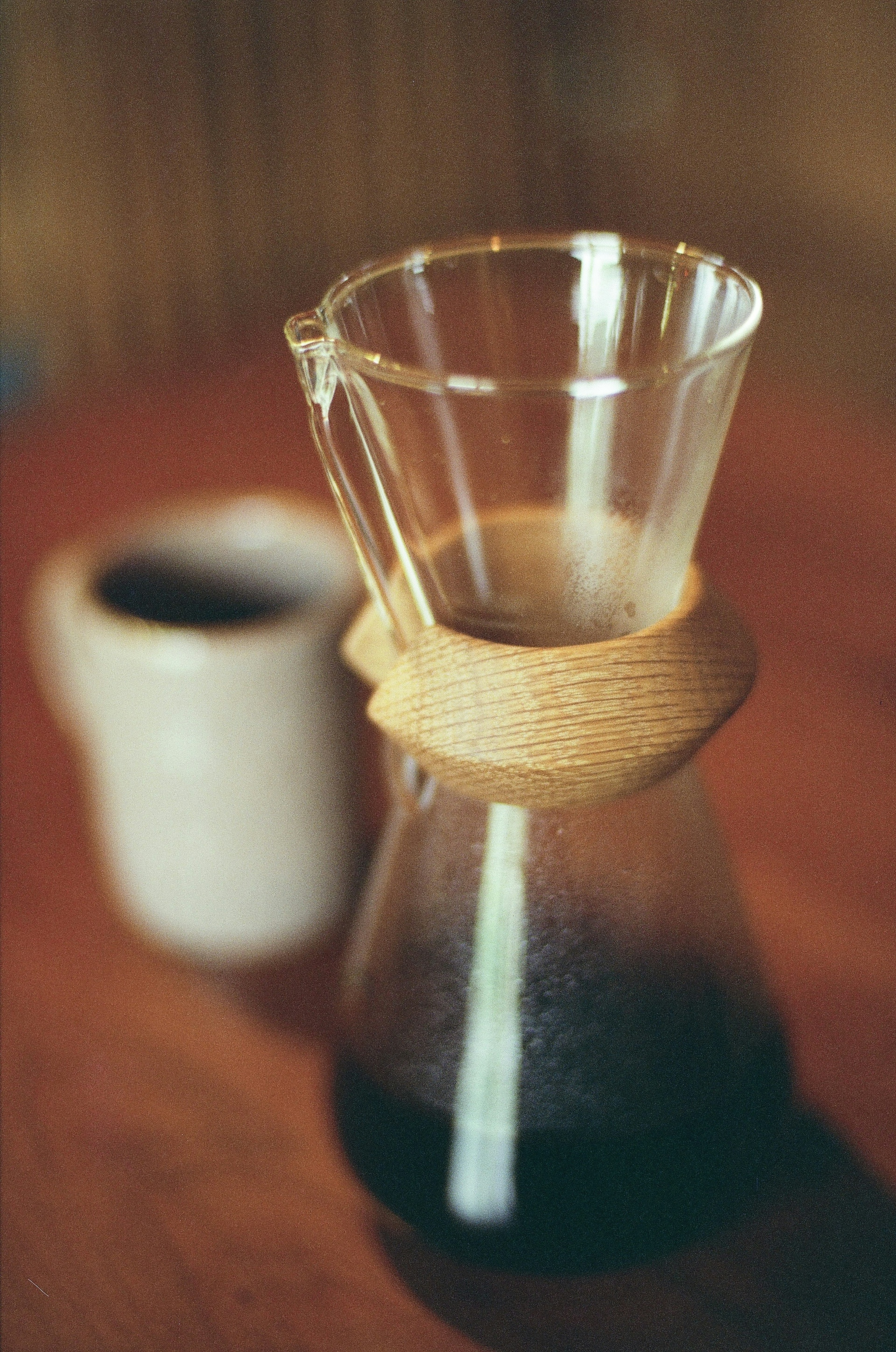 Foto de un servidor de café y una taza