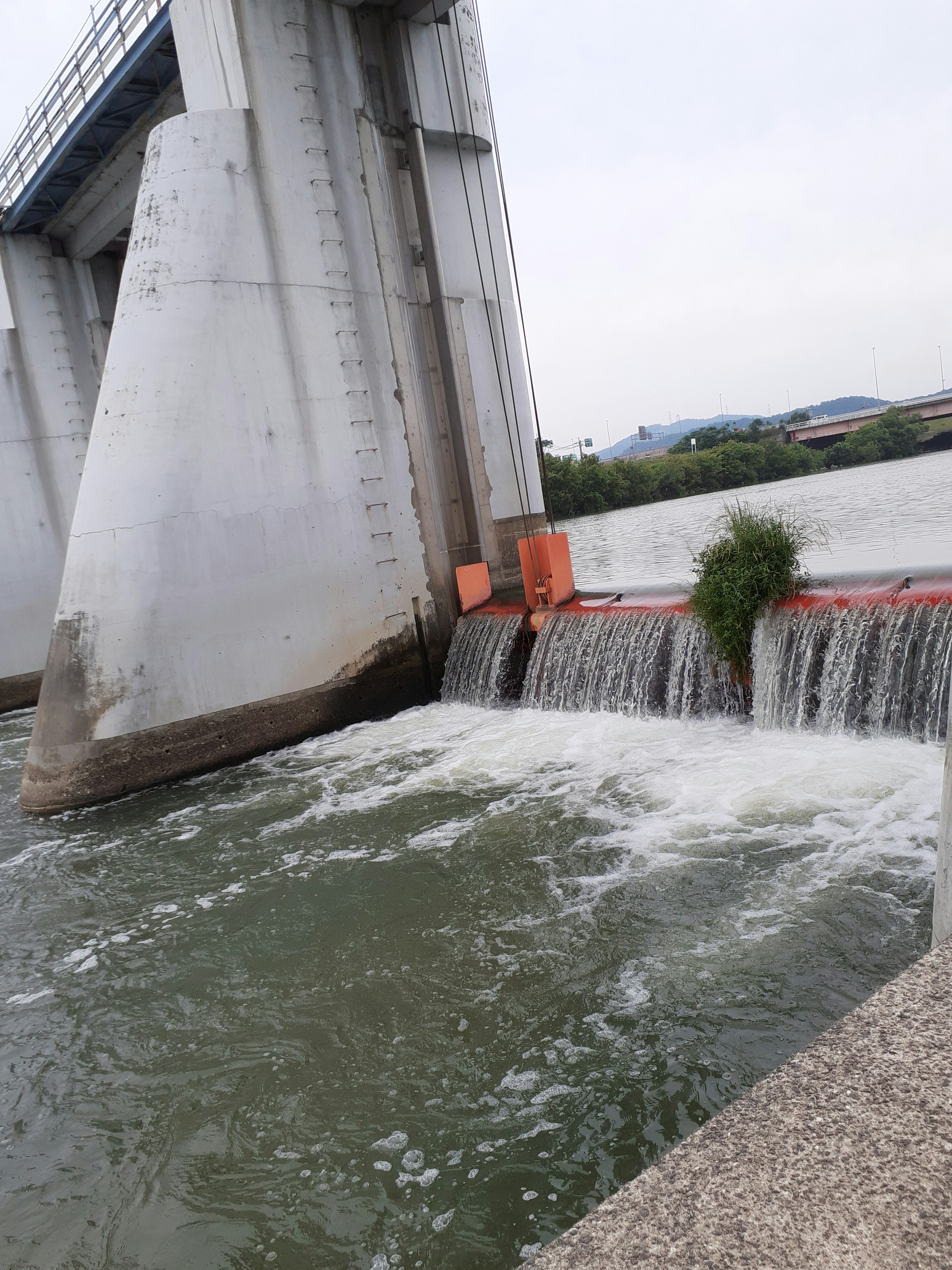 Betonstaudamm mit Wasser, das herabfließt