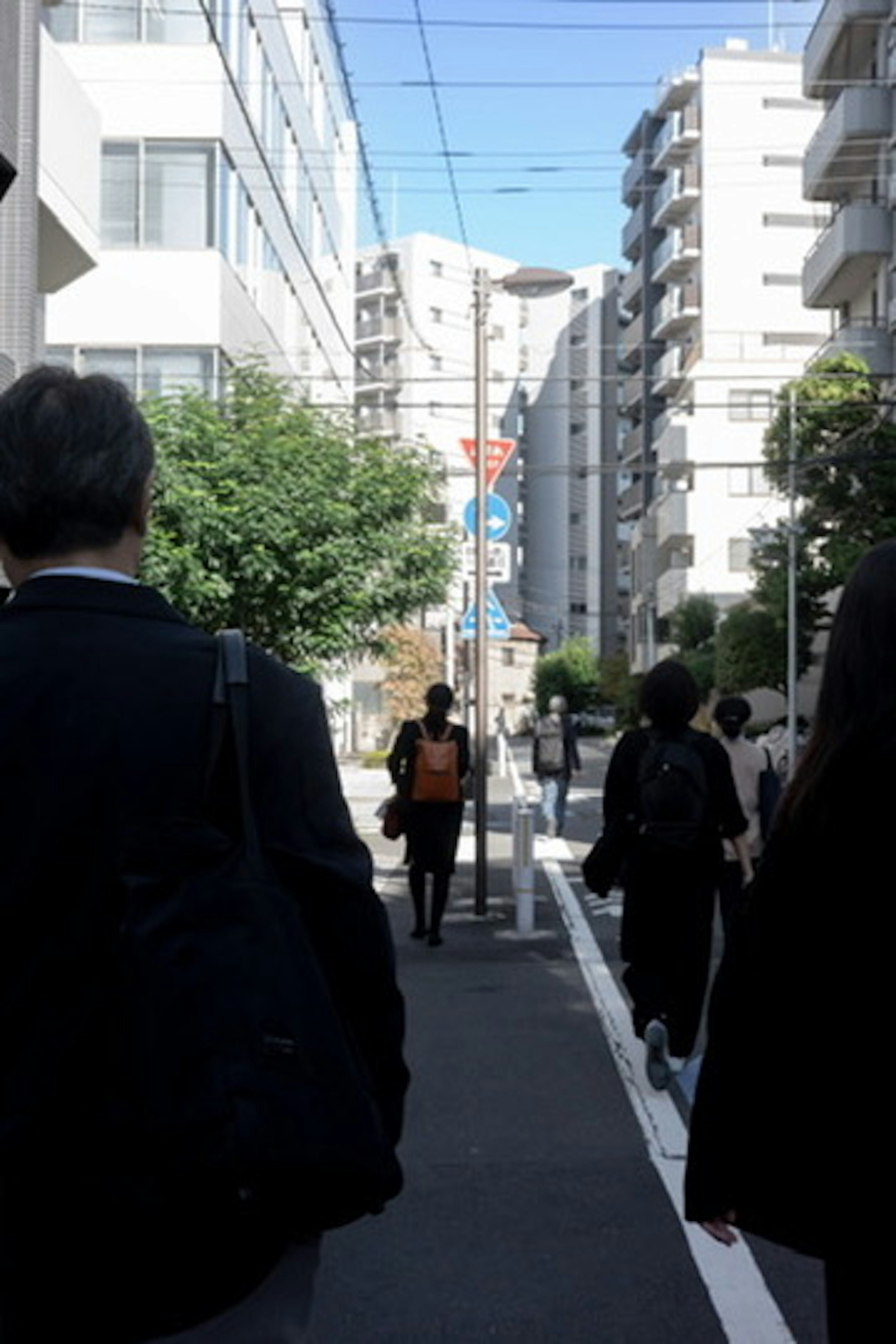 Scena di strada urbana con persone in abiti da lavoro che camminano