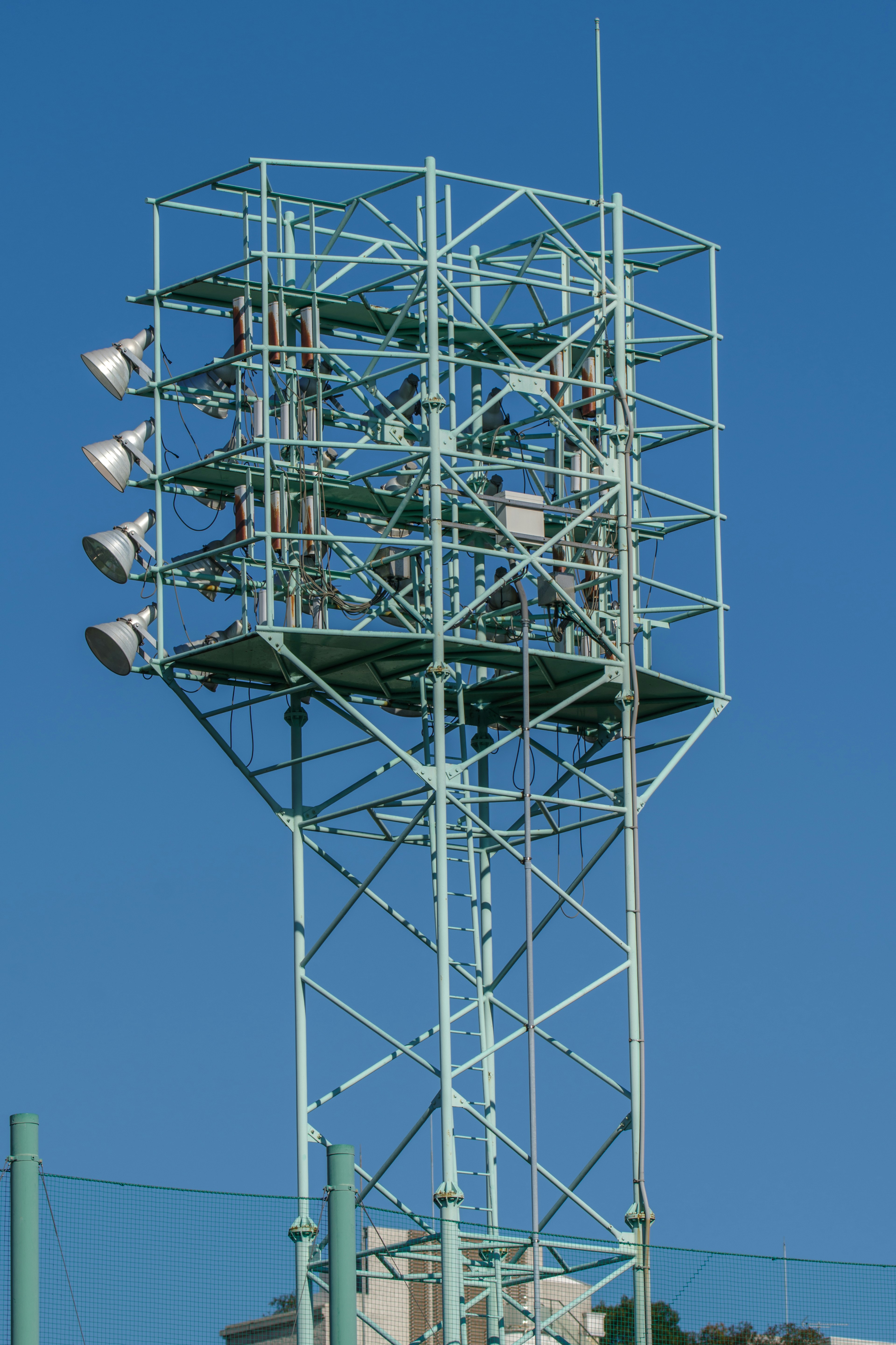 Struttura della torre degli altoparlanti sotto un cielo blu