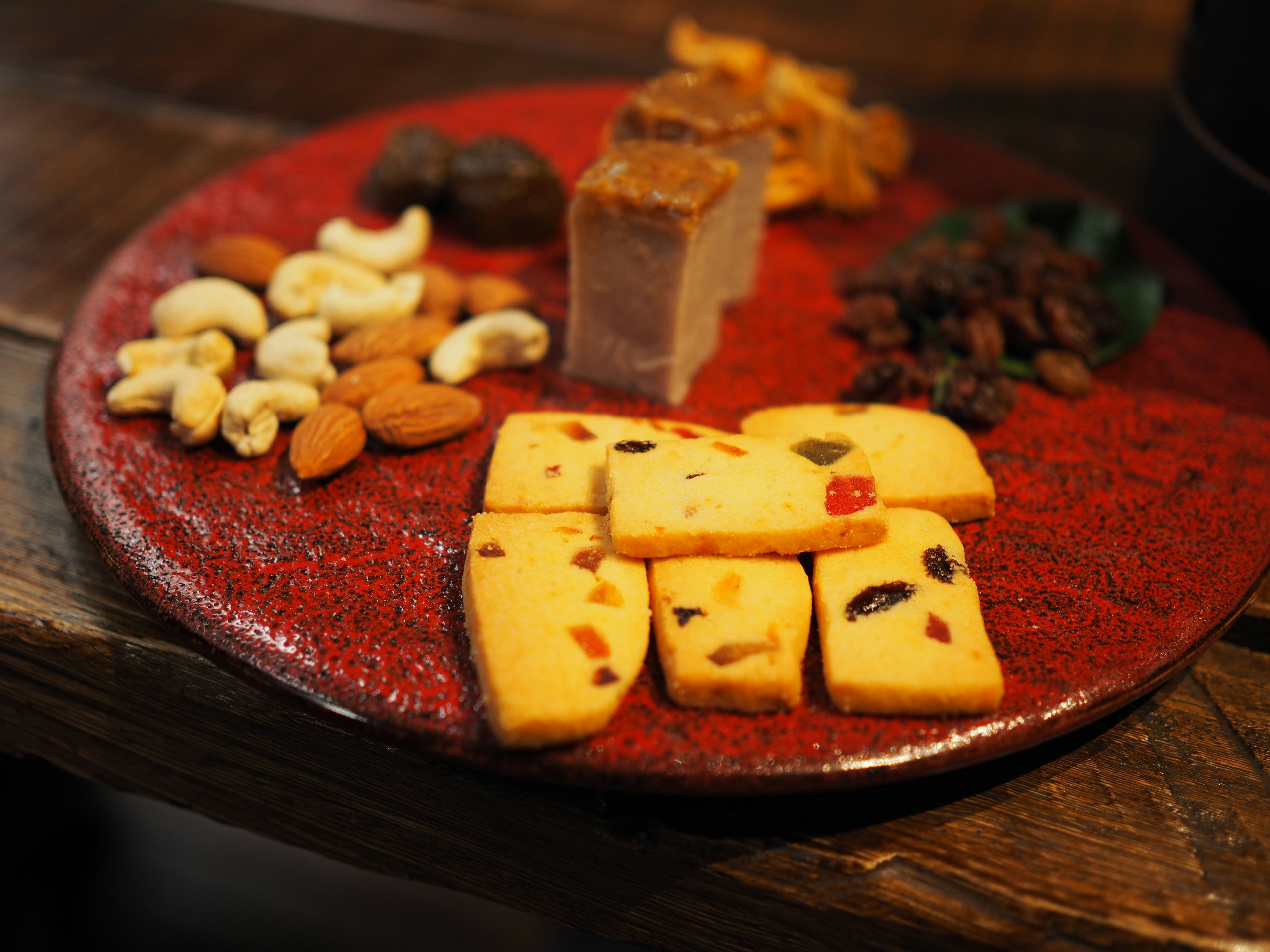 Un surtido de nueces y dulces en un plato rojo