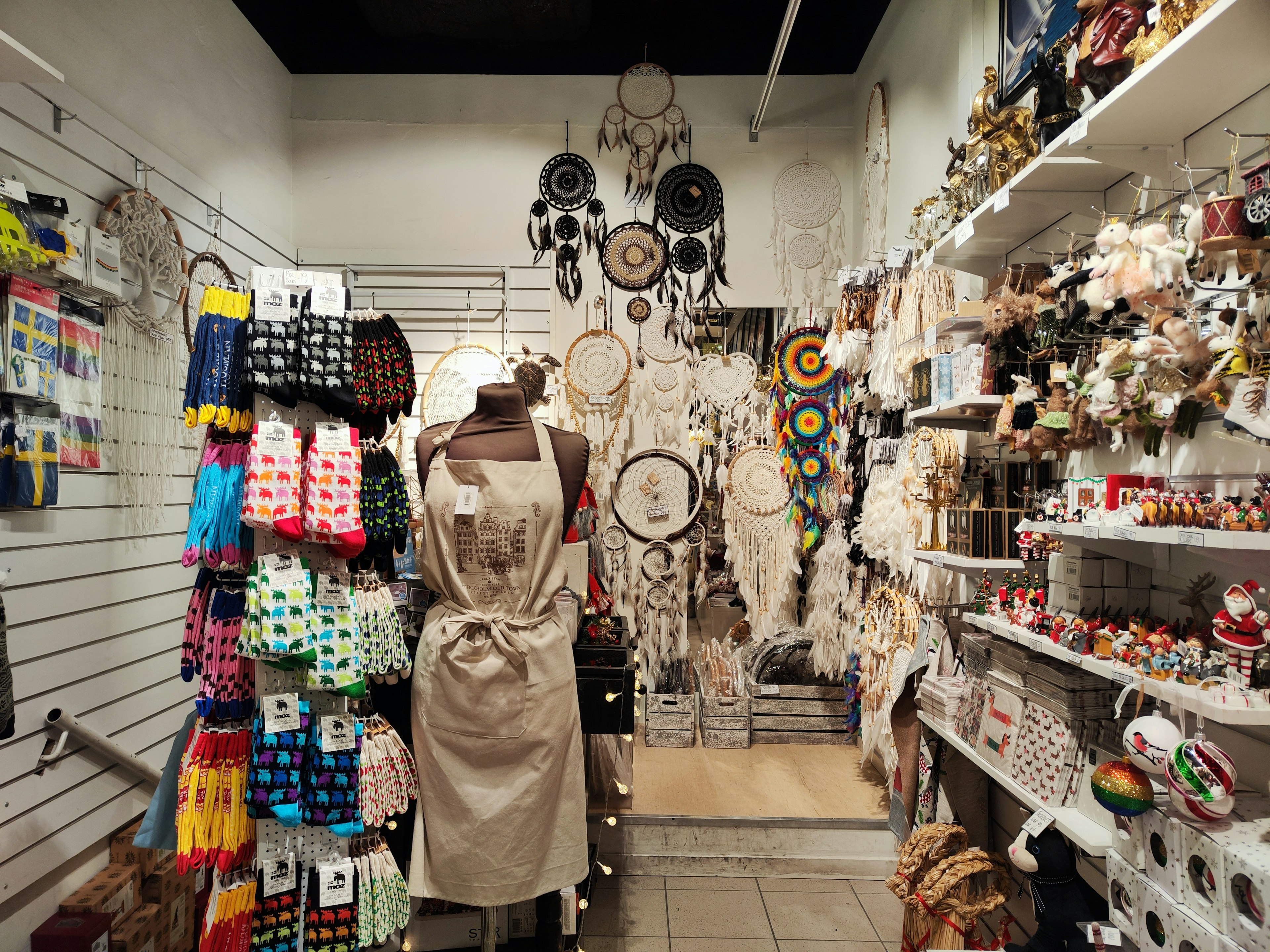 Interior de una tienda lleno de atrapasueños y decoraciones hechas a mano