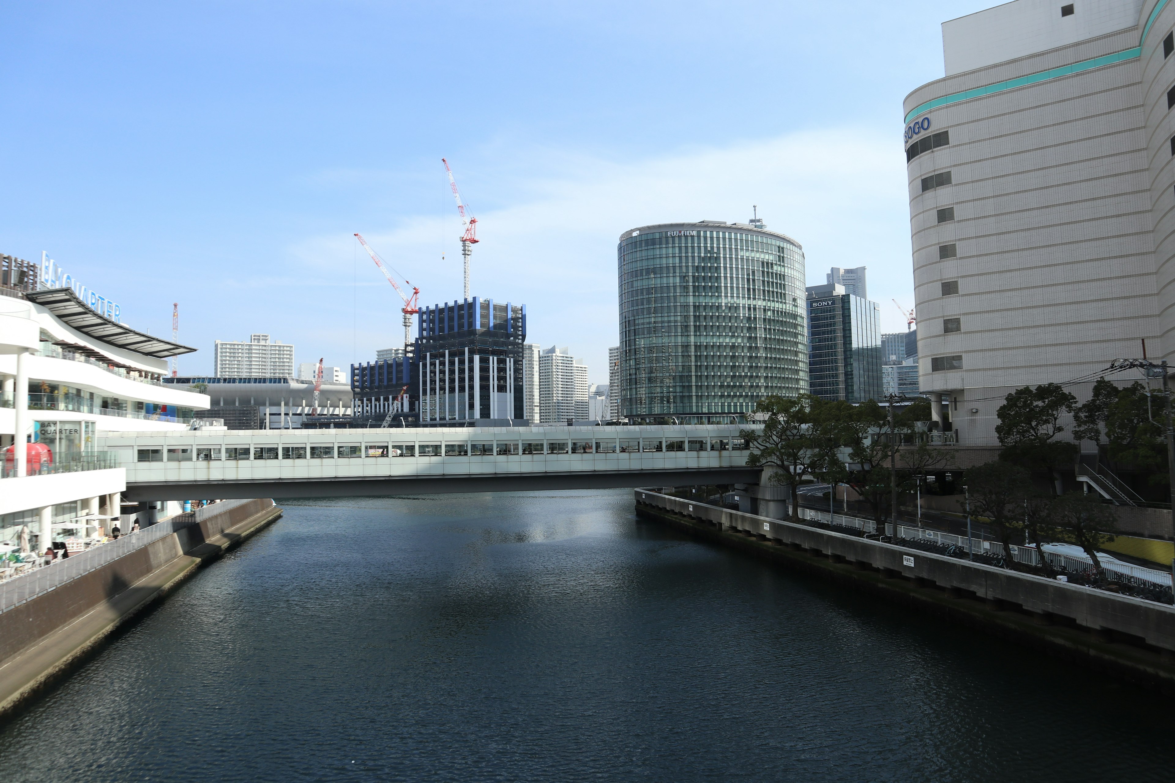 Paysage urbain avec des bâtiments de grande hauteur et un canal sous un ciel bleu clair