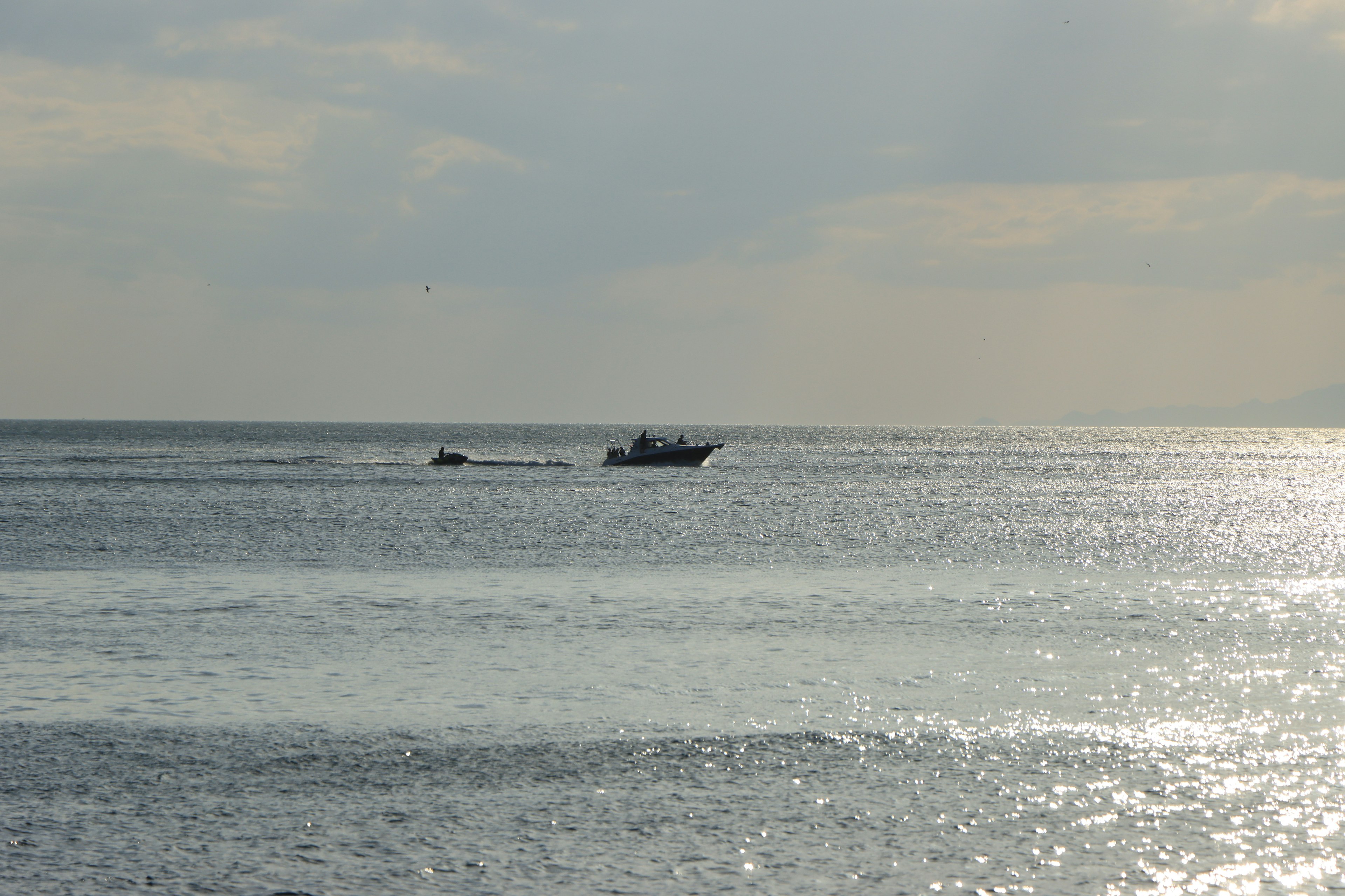 Un petit bateau flottant sur l'océan avec une surface calme