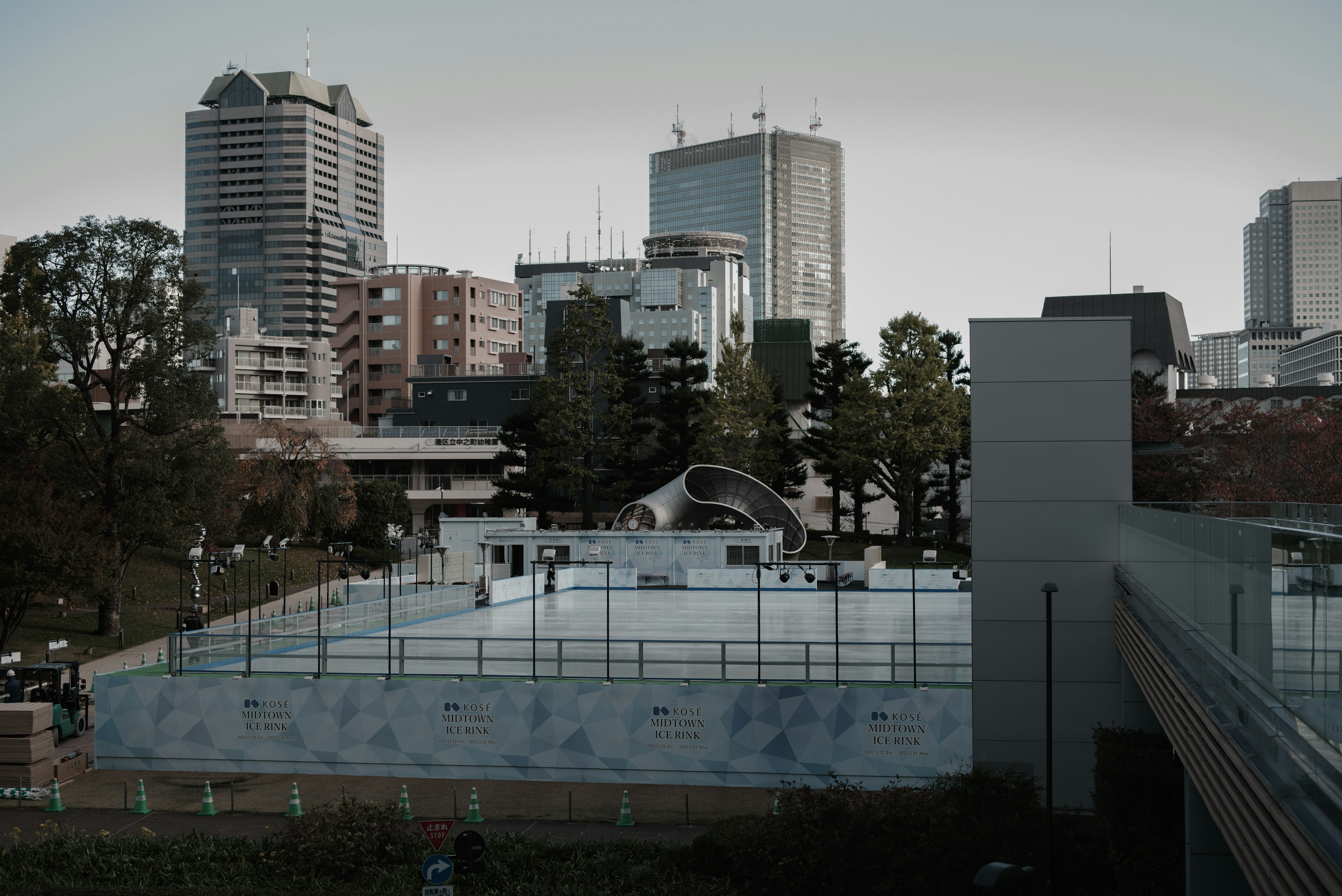 都市の高層ビルと公園の景色が広がる風景