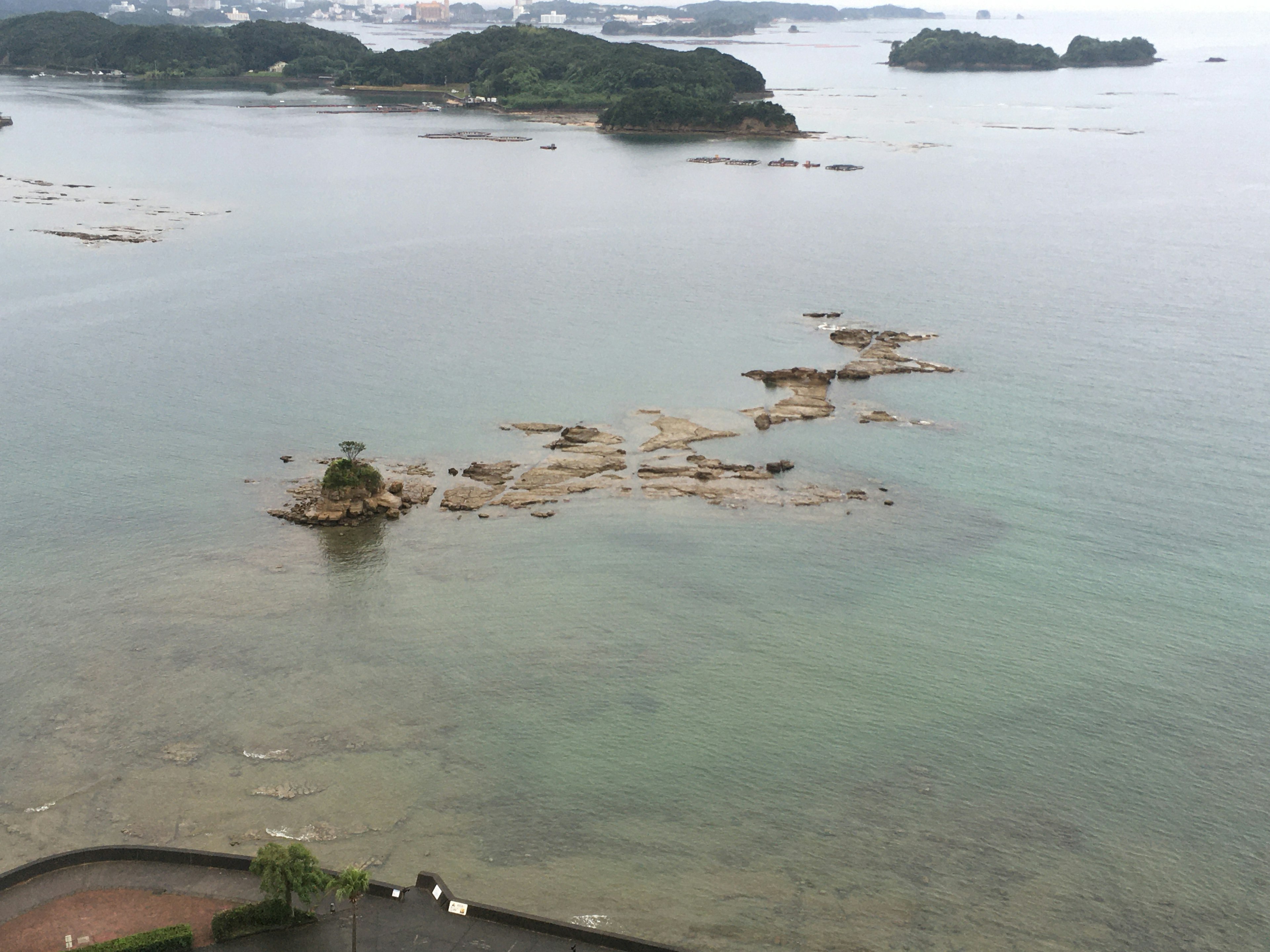 穏やかな海の景色と小さな島々が見える風景