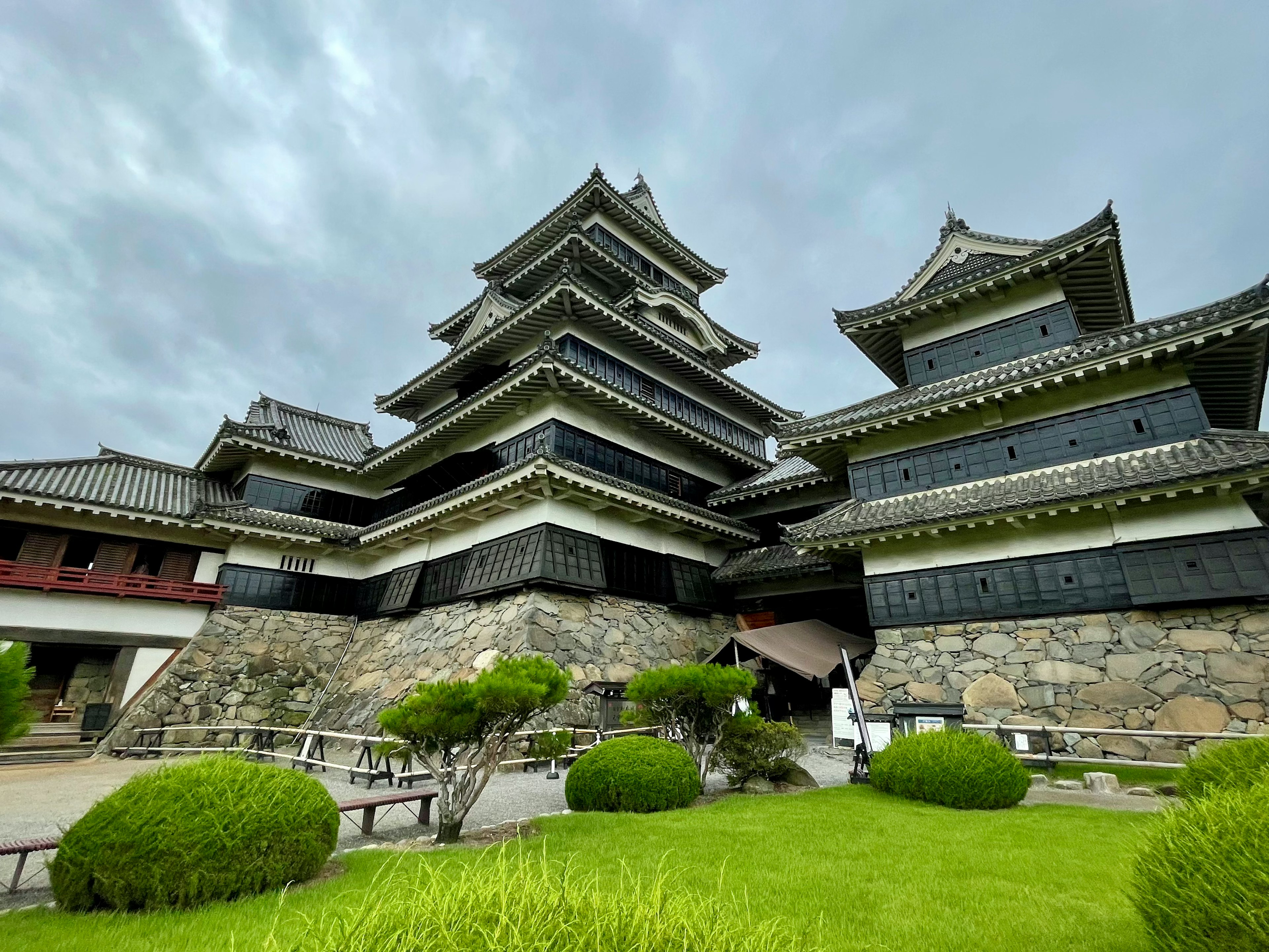 Magnifique extérieur du château de Matsumoto avec des murs en pierre détaillés