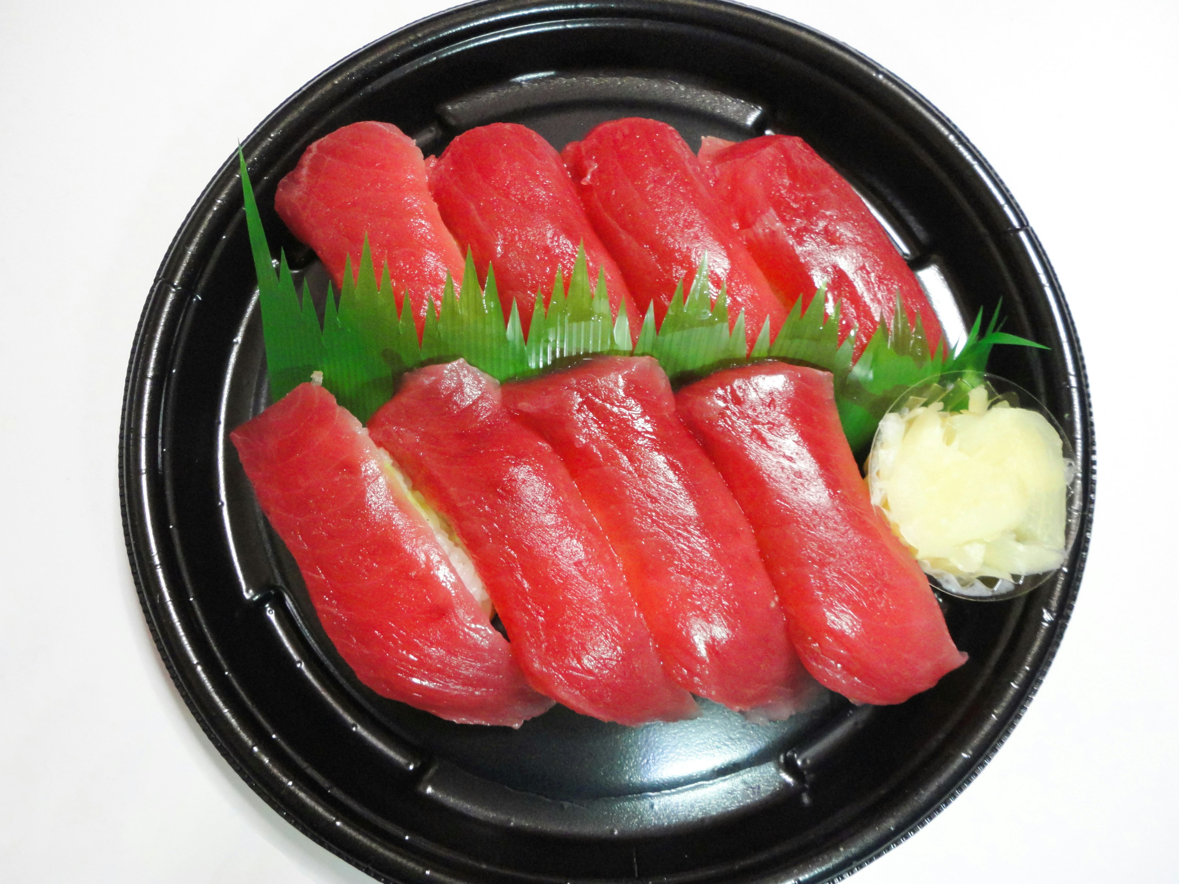 Món sushi nigiri cá ngừ tươi trên đĩa đen