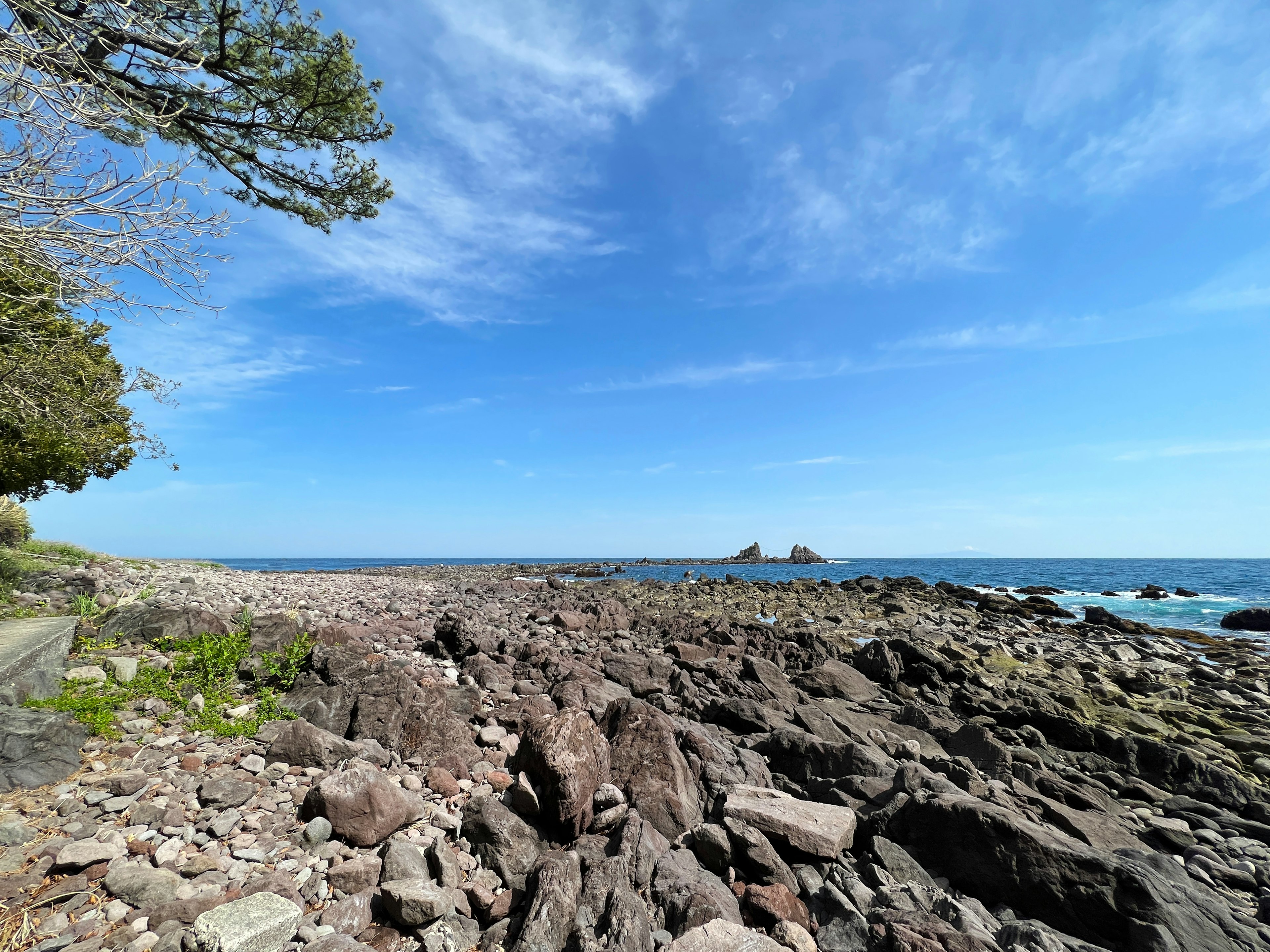 Vista panoramica della costa rocciosa con cielo blu e oceano