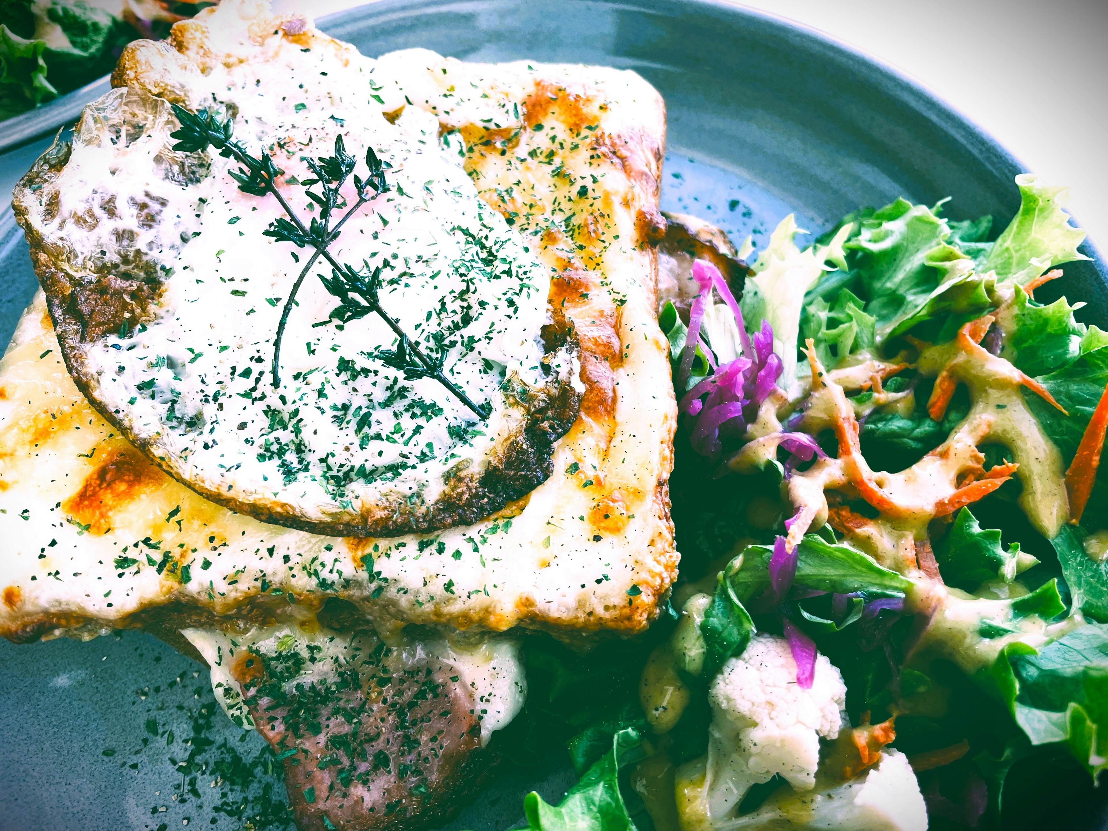 Un plato delicioso con un huevo frito y ensalada fresca