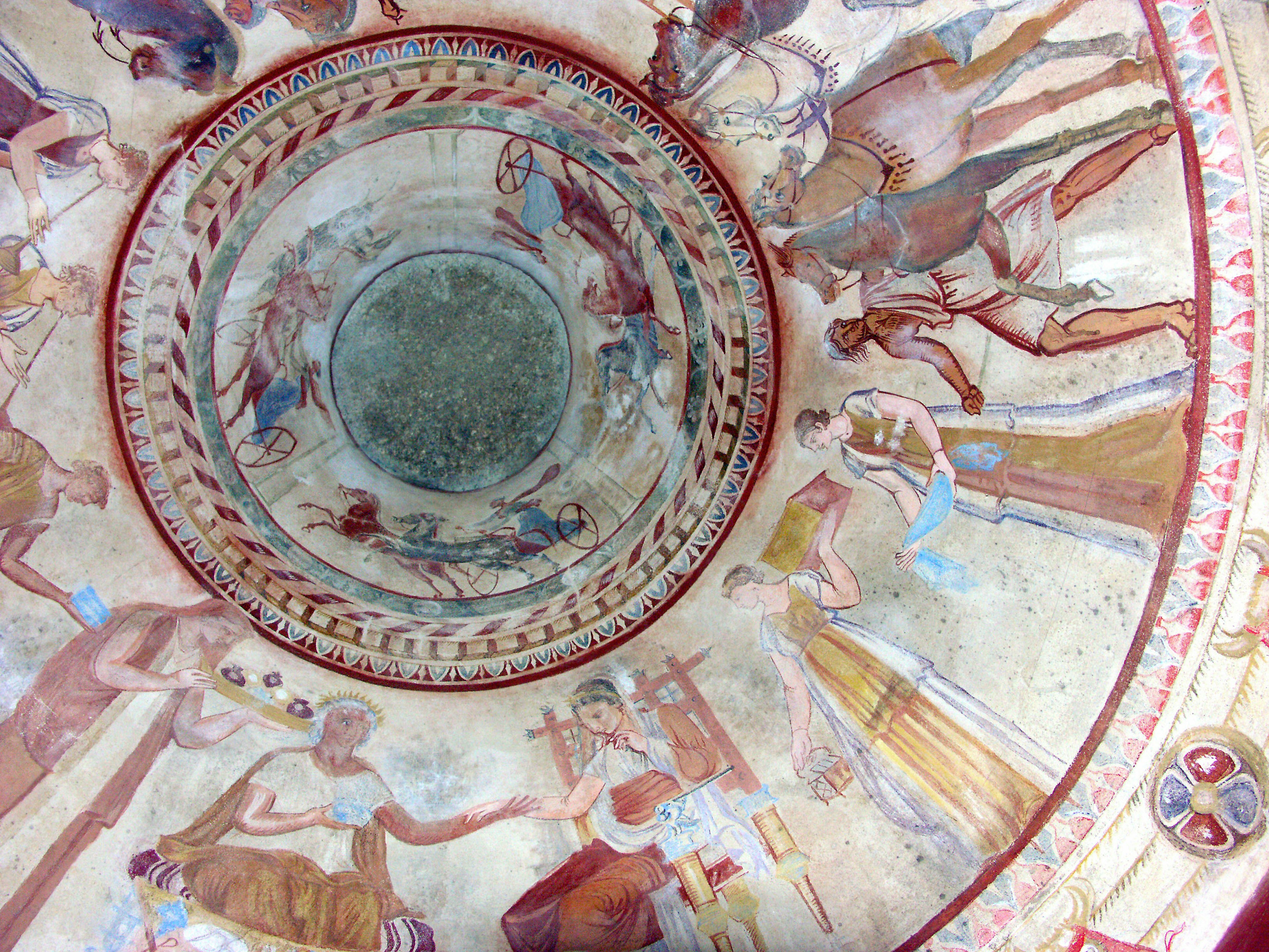 Imagen de un techo circular con frescos antiguos que representan figuras históricas y dioses rodeando un espacio central