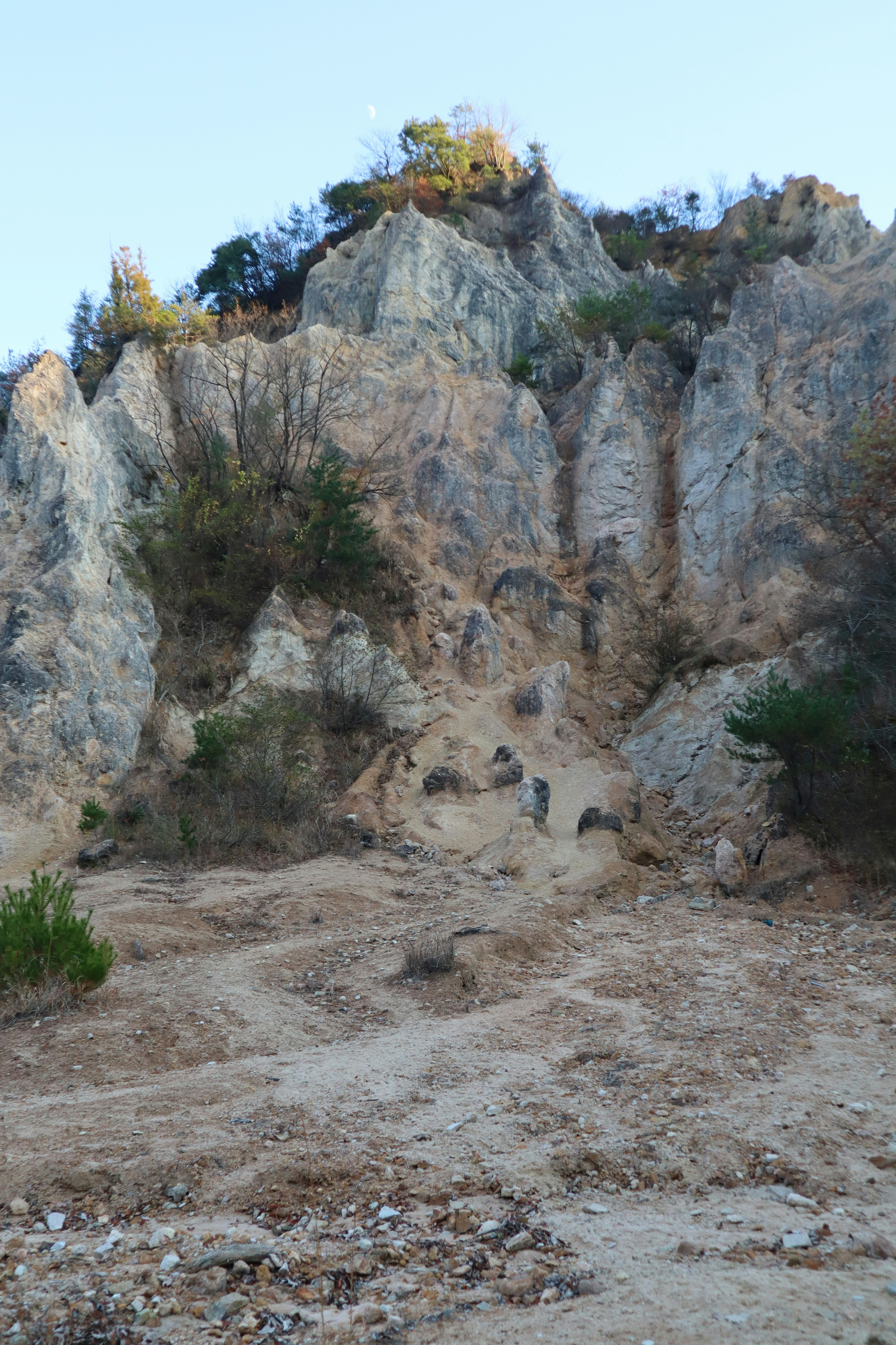 Pemandangan pegunungan berbatu dengan tanah kering