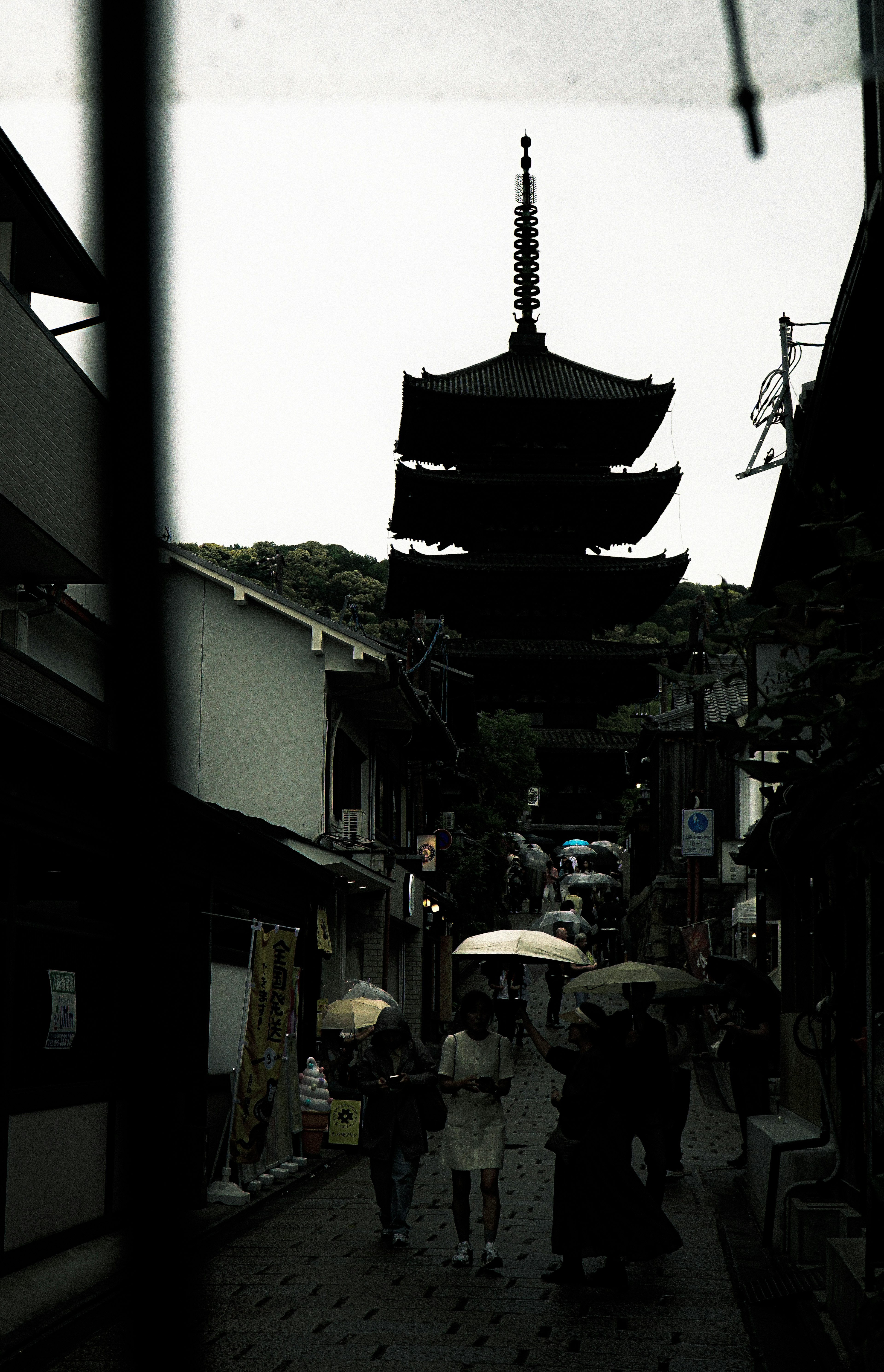 Persone che camminano in una strada tranquilla con una pagoda sullo sfondo