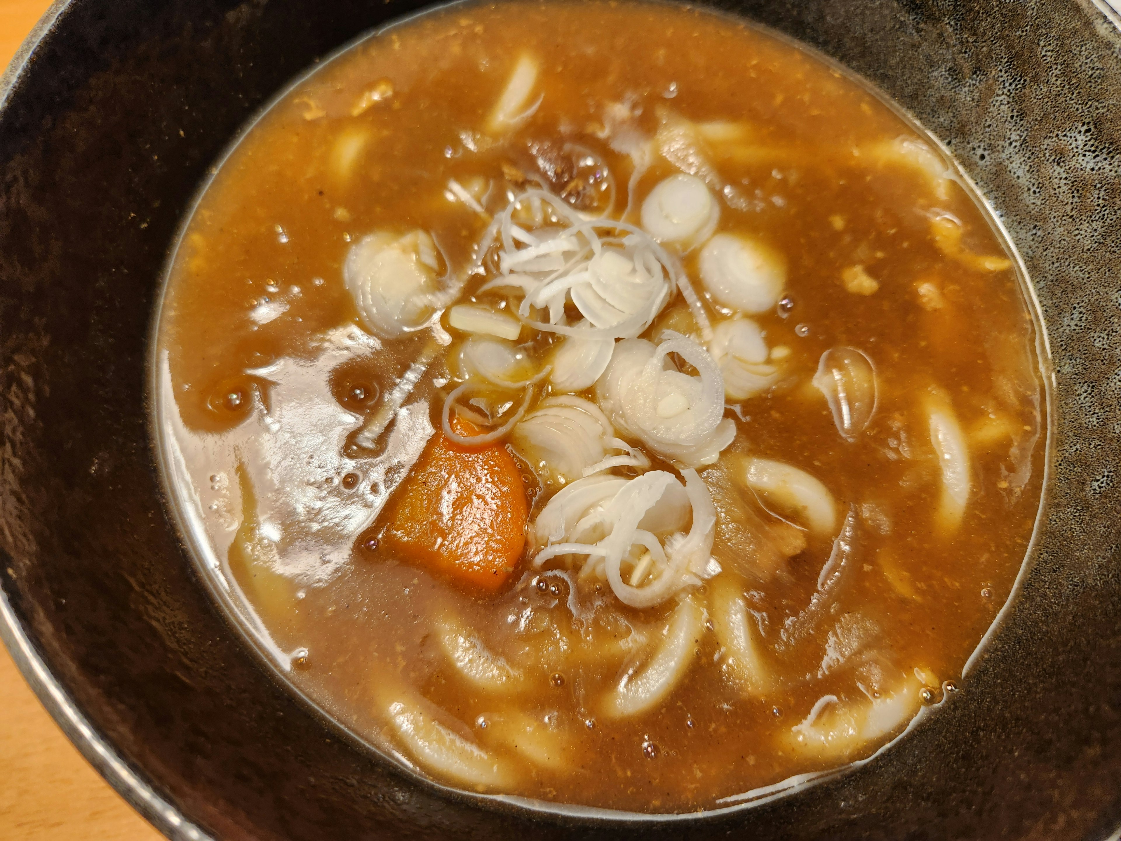 Ramen en un caldo a base de soja con fideos delgados y toppings