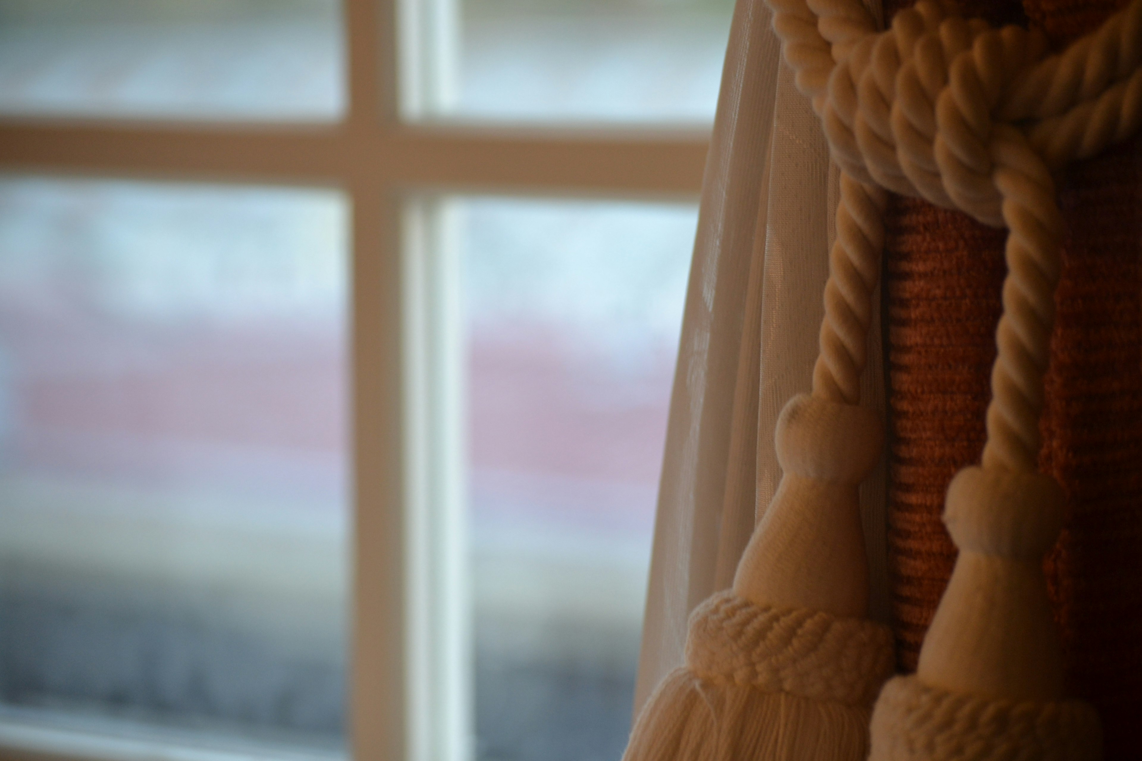 Szene am Fenster mit Vorhangbändern und sanftem Licht