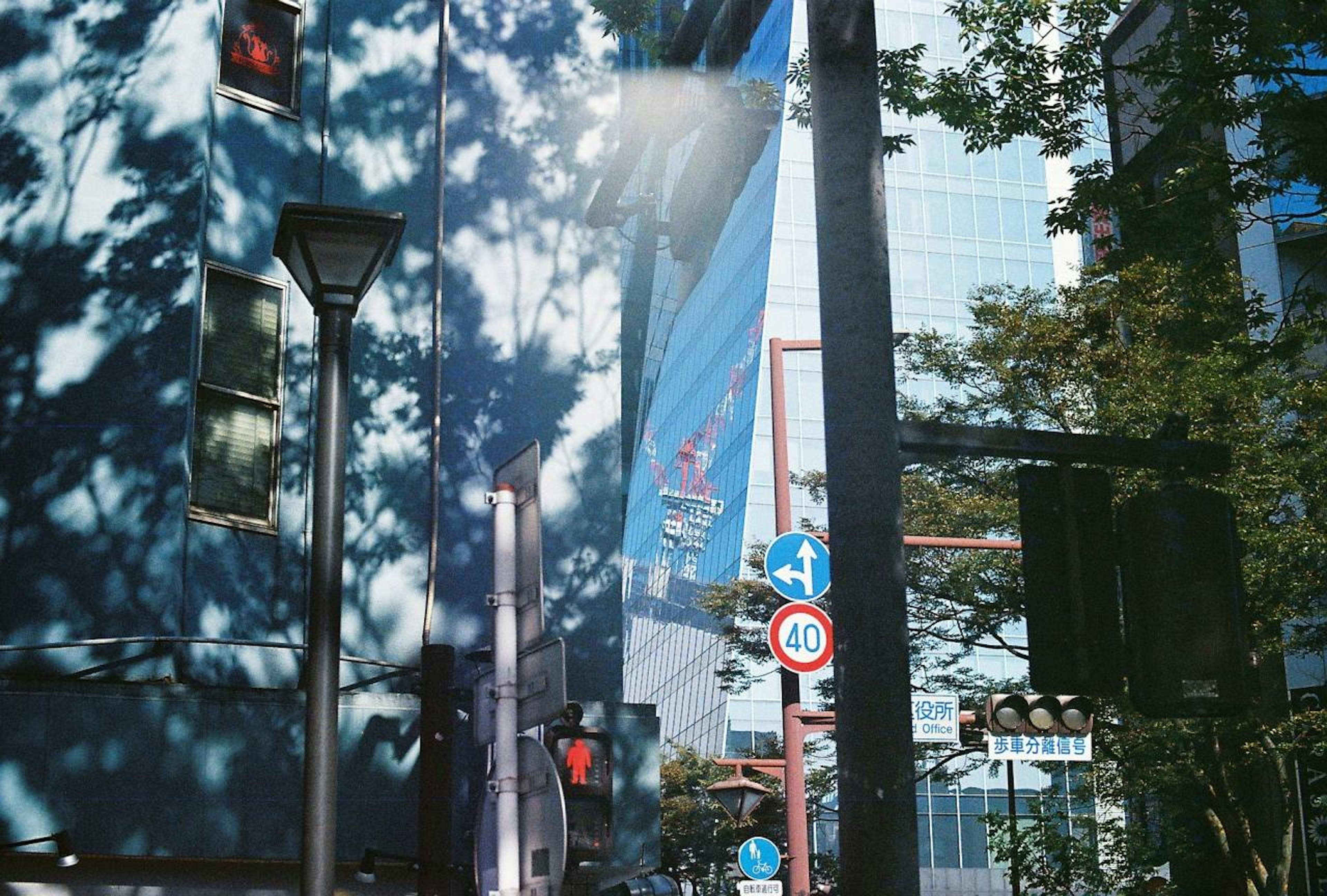 Scène urbaine avec mur de bâtiment bleu et ombres