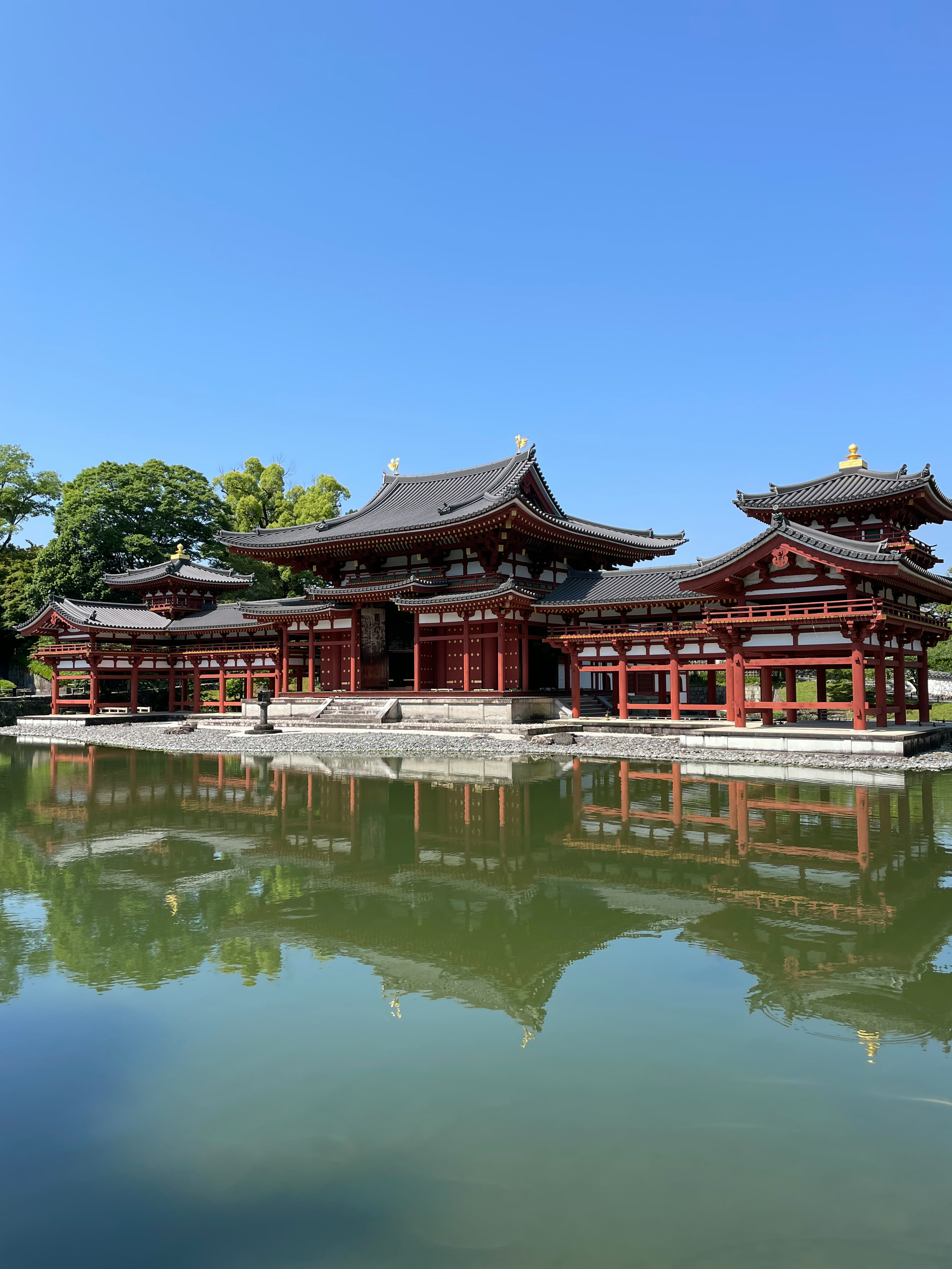 Architecture de temple japonais classique au bord d'un étang de jardin serein