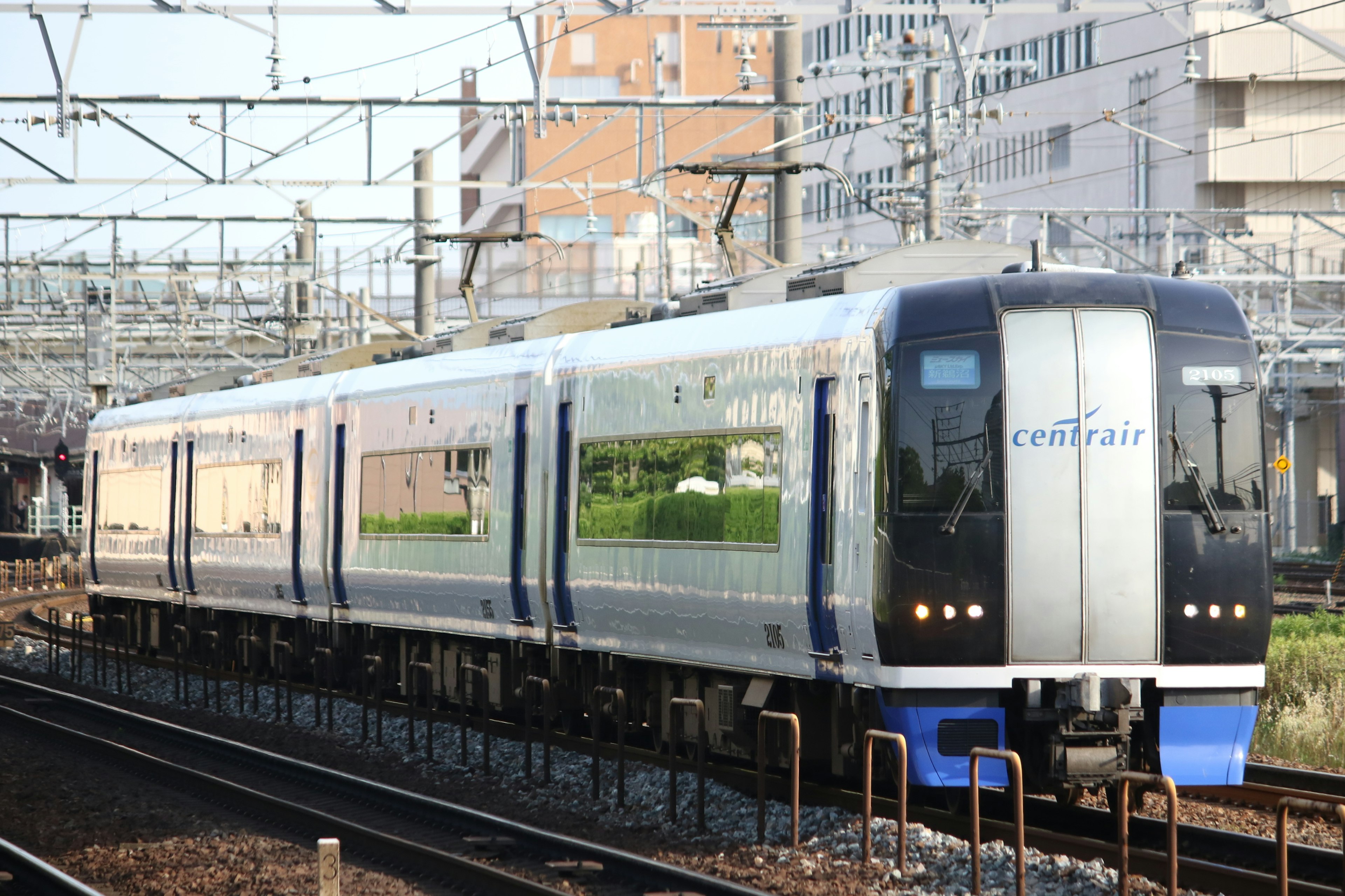 近代的な電車が線路を走る風景