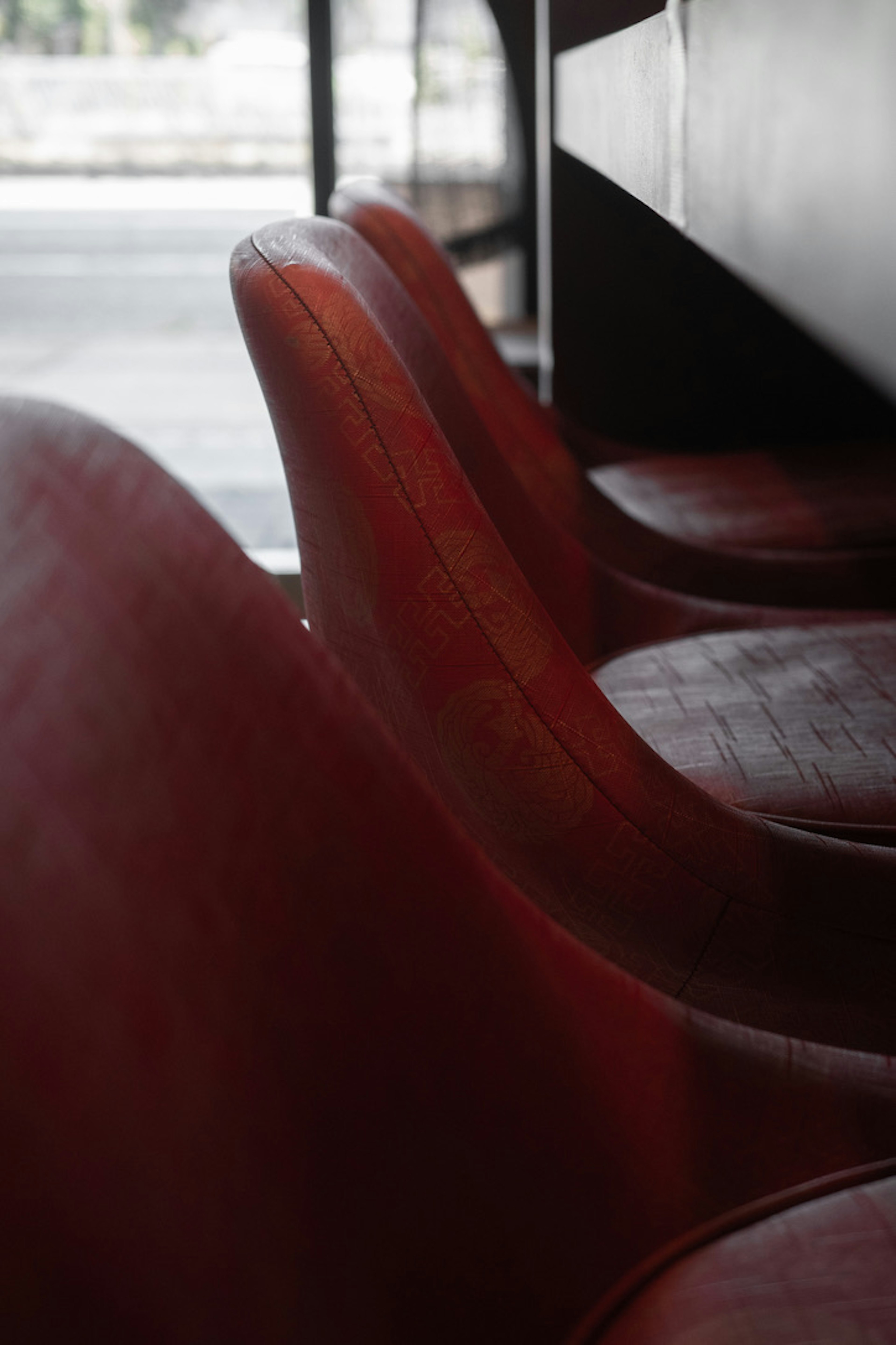 Vue intérieure d'un café avec des chaises rouges